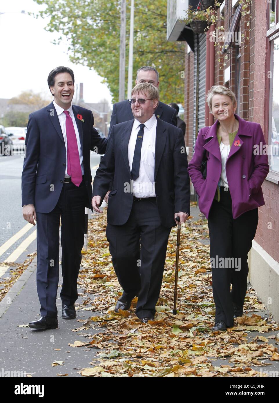Le chef du parti travailliste, Ed Miliband, et la secrétaire à l'intérieur de Shadow, Yvette Cooper, lancent la campagne électorale du commissaire à la police et au crime du travail à Preston, dans le Lancashire, avec Robin Maudsley. Banque D'Images