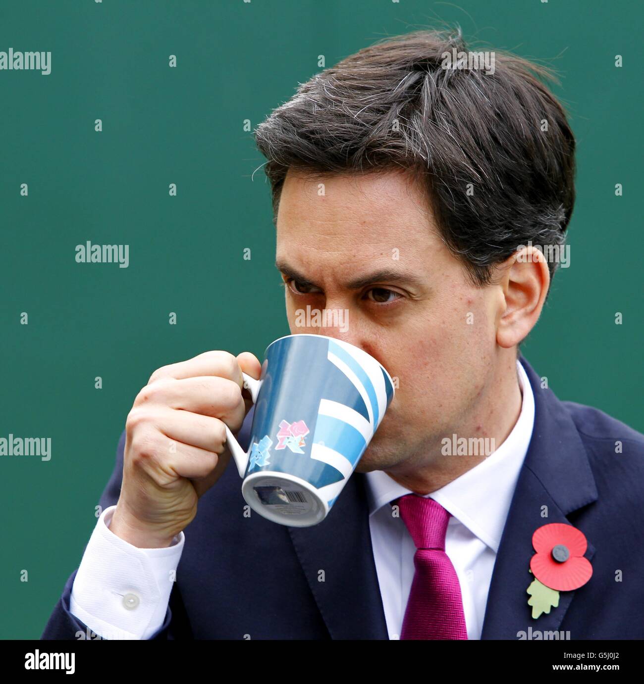 Le chef du parti travailliste, Ed Miliband, a un verre à boire lorsqu'il lance la campagne électorale de la police et du commissaire au crime du travail à Preston, dans le Lancashire. Banque D'Images
