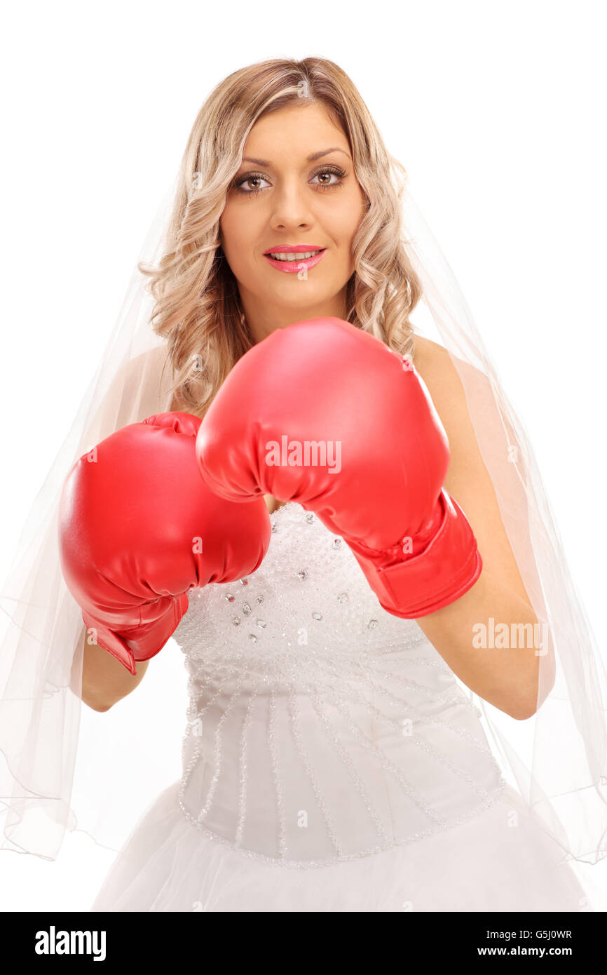 Shot verticale d'une épouse joyeuse avec des gants de boxe rouge isolé sur fond blanc Banque D'Images