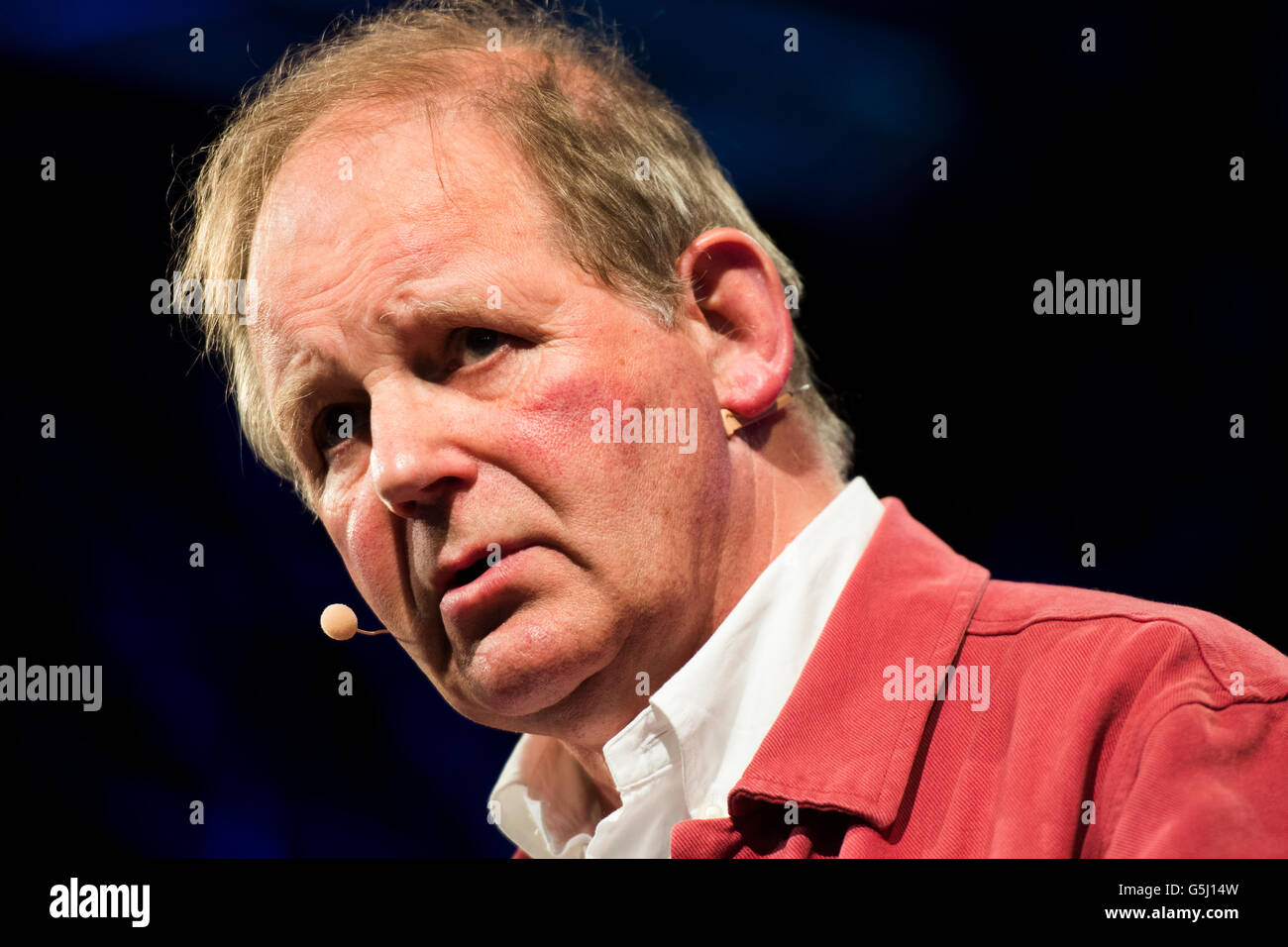 Michael Morpurgo, livre en anglais, auteur, poète, dramaturge et librettiste qui est plus connu pour les romans tels que Cheval de guerre. Sur la scène du Hay Festival de la littérature et les arts, Hay-on-Wye, Powys, Pays de Galles, Royaume-Uni, le 03 juin 2016 Banque D'Images