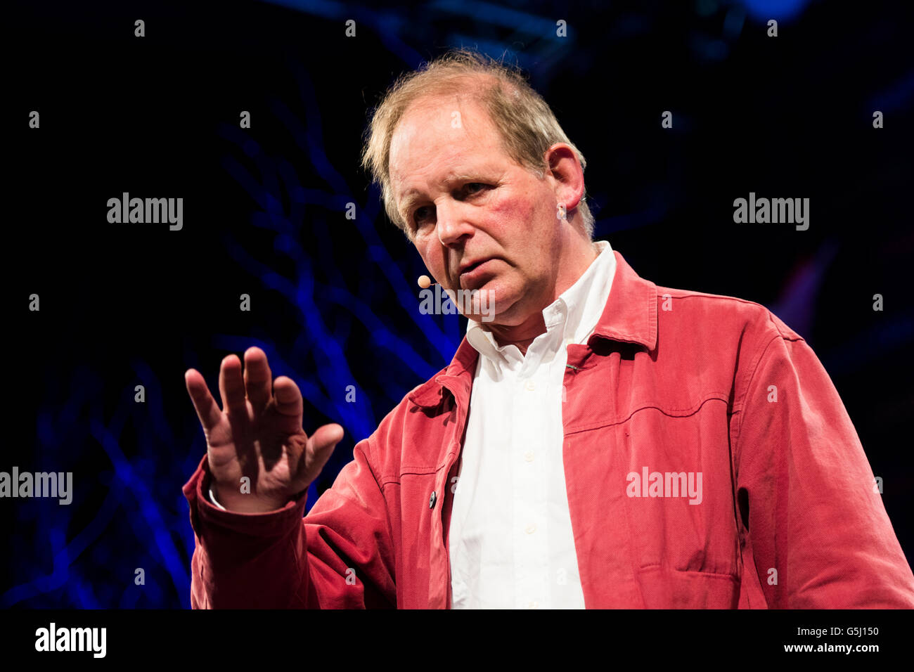 Michael Morpurgo, livre en anglais, auteur, poète, dramaturge et librettiste qui est plus connu pour les romans tels que Cheval de guerre. Sur la scène du Hay Festival de la littérature et les arts, Hay-on-Wye, Powys, Pays de Galles, Royaume-Uni, le 03 juin 2016 Banque D'Images