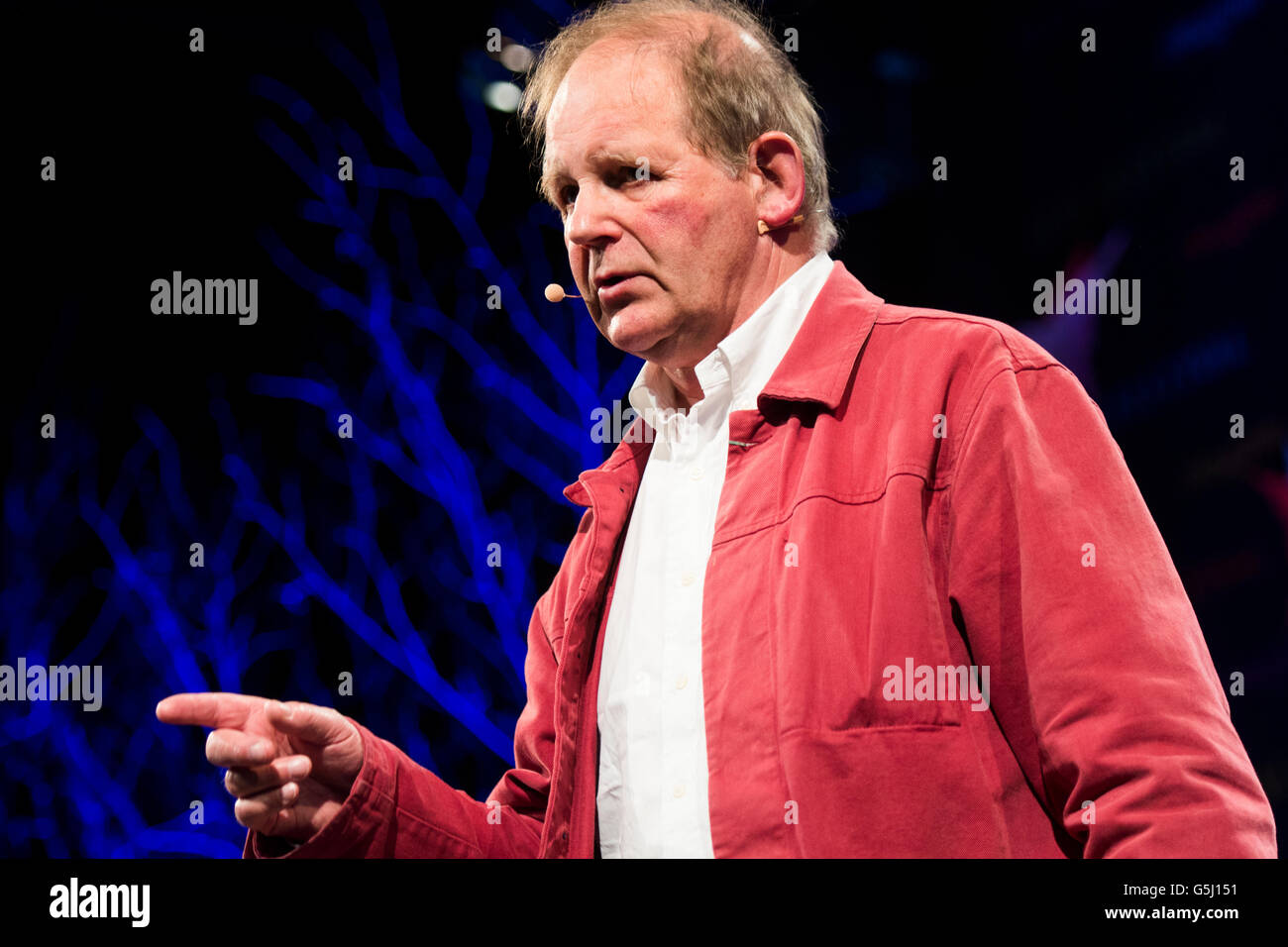 Michael Morpurgo, livre en anglais, auteur, poète, dramaturge et librettiste qui est plus connu pour les romans tels que Cheval de guerre. Sur la scène du Hay Festival de la littérature et les arts, Hay-on-Wye, Powys, Pays de Galles, Royaume-Uni, le 03 juin 2016 Banque D'Images