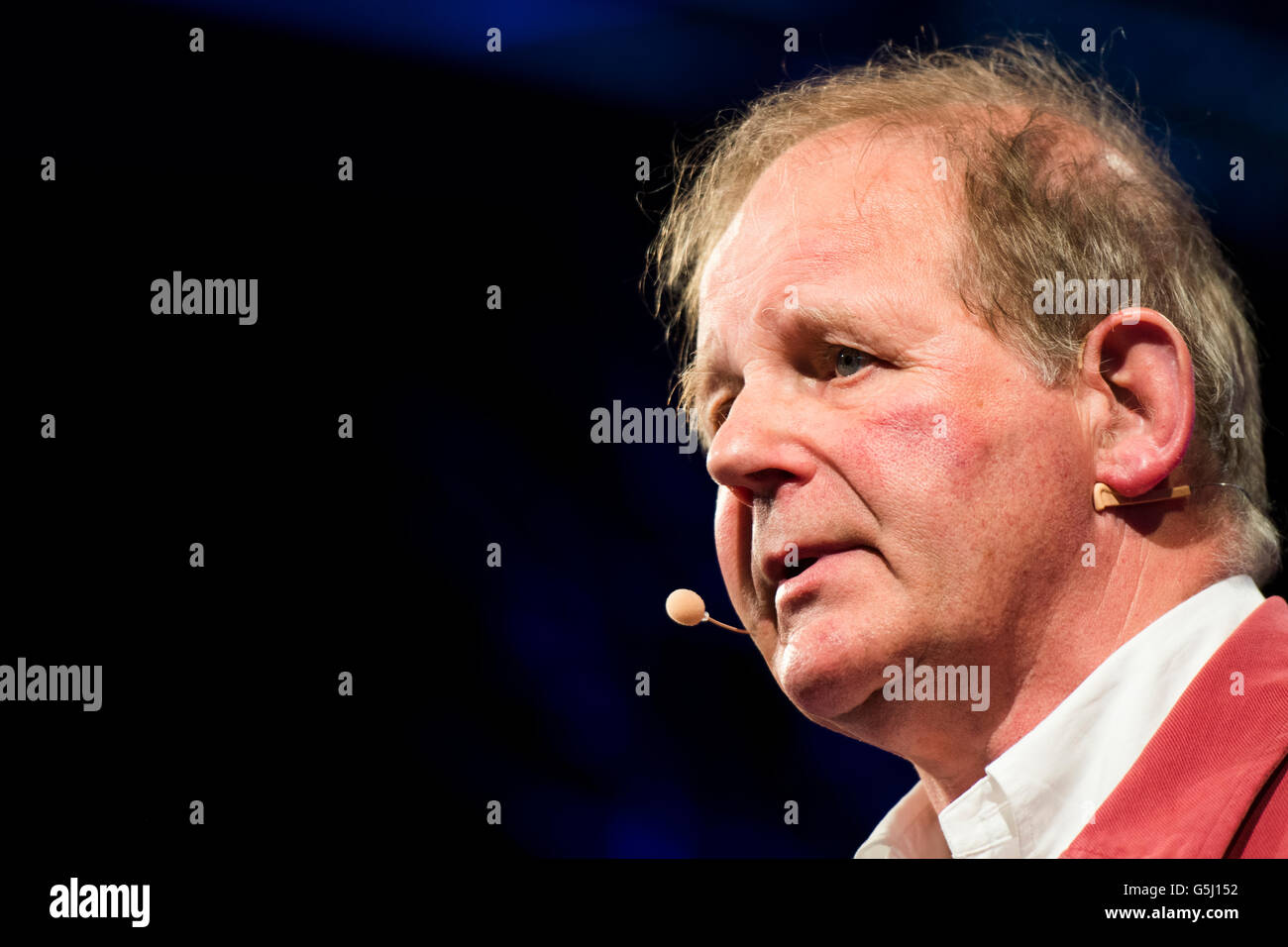 Michael Morpurgo, livre en anglais, auteur, poète, dramaturge et librettiste qui est plus connu pour les romans tels que Cheval de guerre. Sur la scène du Hay Festival de la littérature et les arts, Hay-on-Wye, Powys, Pays de Galles, Royaume-Uni, le 03 juin 2016 Banque D'Images
