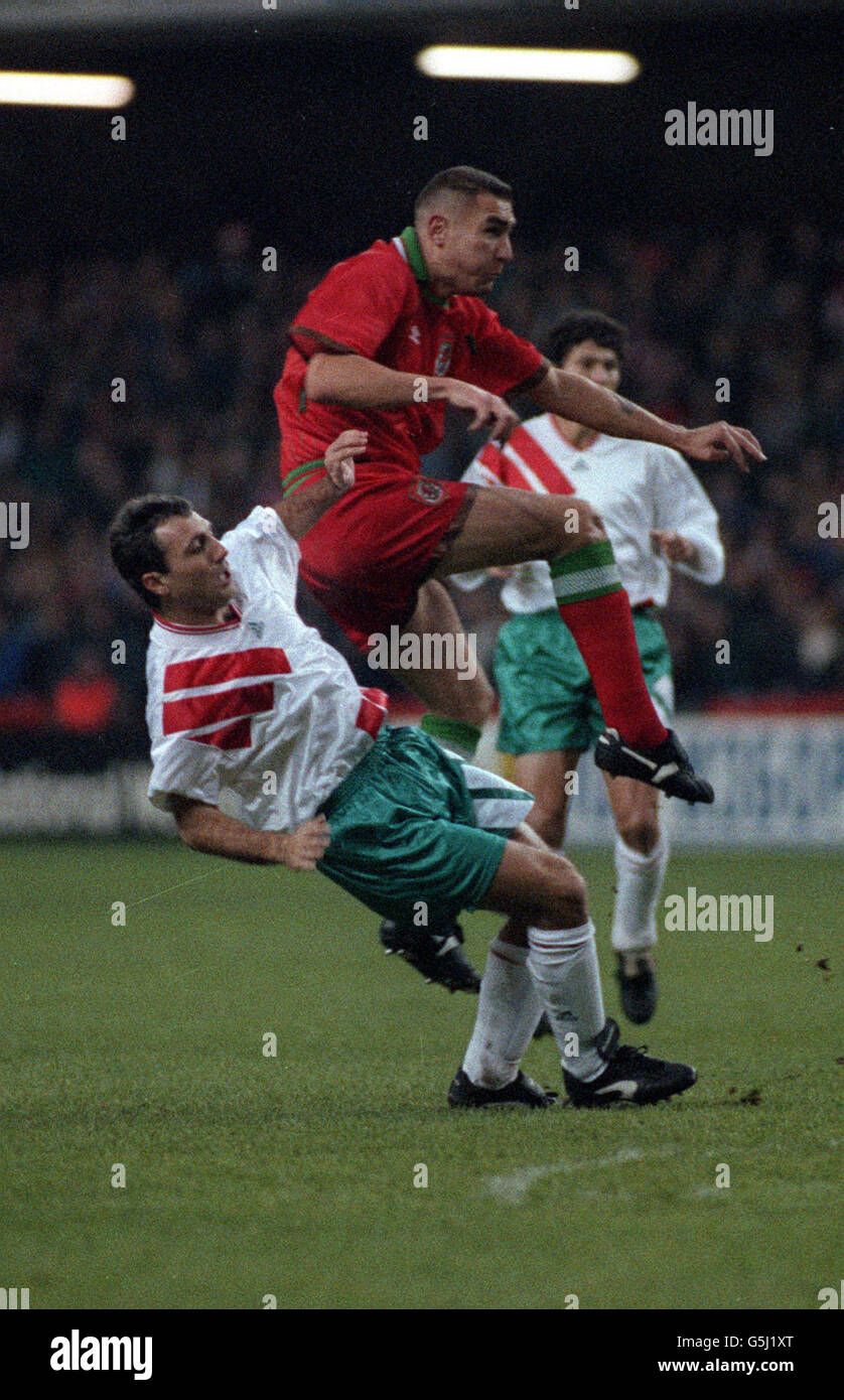Vinnie Jones au pays de Galles (au centre) lors de leur match à domicile du groupe de qualification aux championnats d'Europe contre la Bulgarie au stade national. Banque D'Images