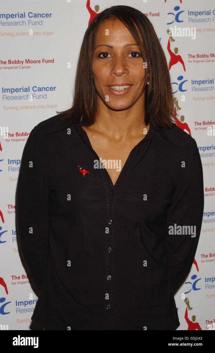 L'athlète Kelly Holmes arrive au Bobby Moore Fund for Imperial cancer's Sports Quiz à la Brasserie de Londres. Cinquante équipes se disputent pour prouver leurs prouesses sportives dans le cadre de l'événement de collecte de fonds pour la recherche sur le cancer de l'intestin. Banque D'Images