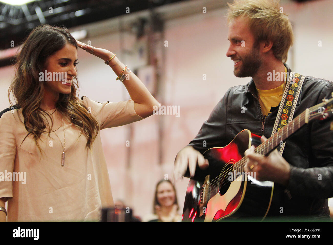 Nikki Reed chante une chanson avec son mari Paul McDonald (à droite) de la bande-son du film lors d'un événement pour fan du film Twilight Saga: Breaking Dawn part II au Palais des congrès de Dublin. APPUYEZ SUR ASSOCIATION photo. Date de la photo: Samedi 27 octobre 2012. Le crédit photo devrait être le suivant : Julien Behal/PA Wire Banque D'Images