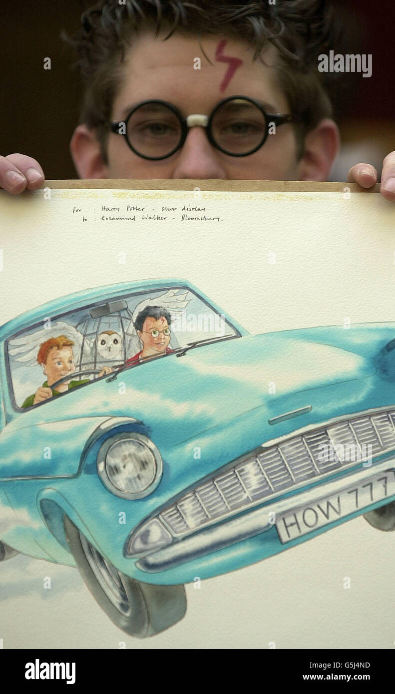 Le regard de Harry Potter David Parry de Wolverhampton obtient ses mains sur un morceau d'art original de couverture aquarelle du livre Harry Potter et la Chambre des secrets à Christie's à Londres.* ....L'illustration est l'une des trois pièces qui devraient être en train de récupérer plus de 30,000 et qui sont mises aux enchères lors de la vente des illustrations du livre original. Banque D'Images