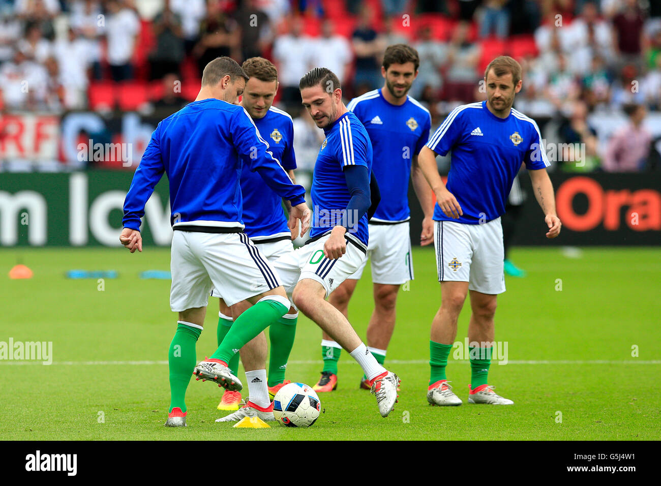 L'Irlande du Nord Kyle Lafferty (centre) se réchauffe avec coéquipiers avant le jeu durant l'UEFA Euro 2016, Groupe C match au Parc des Princes, Paris. ASSOCIATION DE PRESSE Photo. Photo date : mardi 21 juin 2016. Voir l'ACTIVITÉ DE SOCCER histoire n'Irlande. Crédit photo doit se lire : Jonathan Brady/PA Wire. RESTRICTIONS : Utiliser l'objet de restrictions. Usage éditorial uniquement. Les ventes de livres et de magazines autorisée s'est pas uniquement consacré à chaque joueur/équipe/match. Pas d'utilisation commerciale. Appelez le  +44 (0)1158 447447 pour de plus amples informations. Banque D'Images