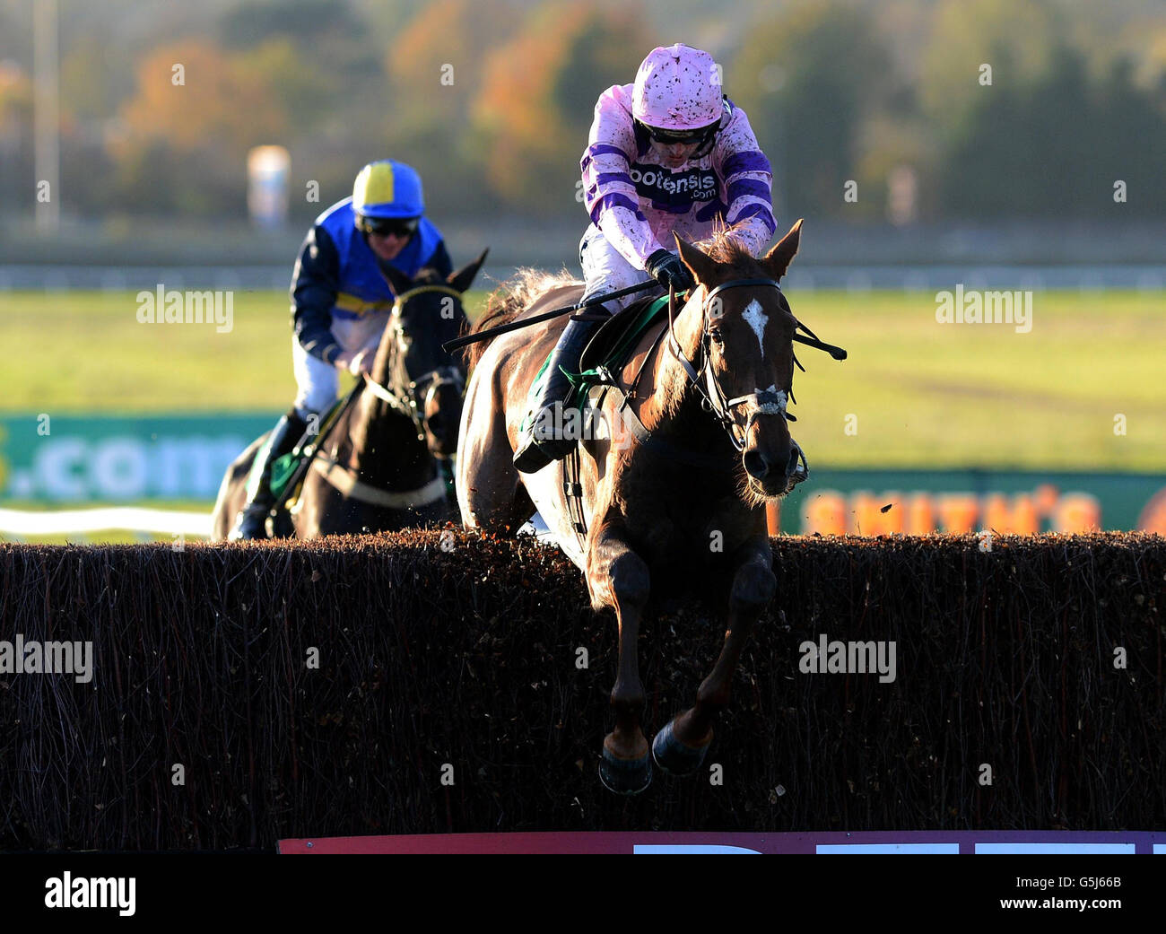 Silviniaco Conti et Ruby Walsh sautent la dernière clôture sur leur chemin à la victoire dans le bet365Charlie Hall Chase pendant la Bet365 Charlie Hall Meeting à Wetherby Racecourse, Wetherby. Banque D'Images