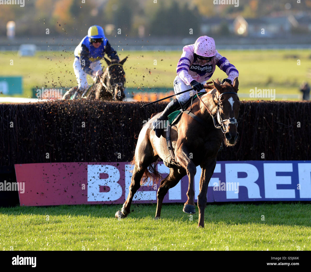 Silviniaco Conti et Ruby Walsh sautent la dernière clôture sur leur chemin à la victoire dans le bet365Charlie Hall Chase pendant la Bet365 Charlie Hall Meeting à Wetherby Racecourse, Wetherby. Banque D'Images