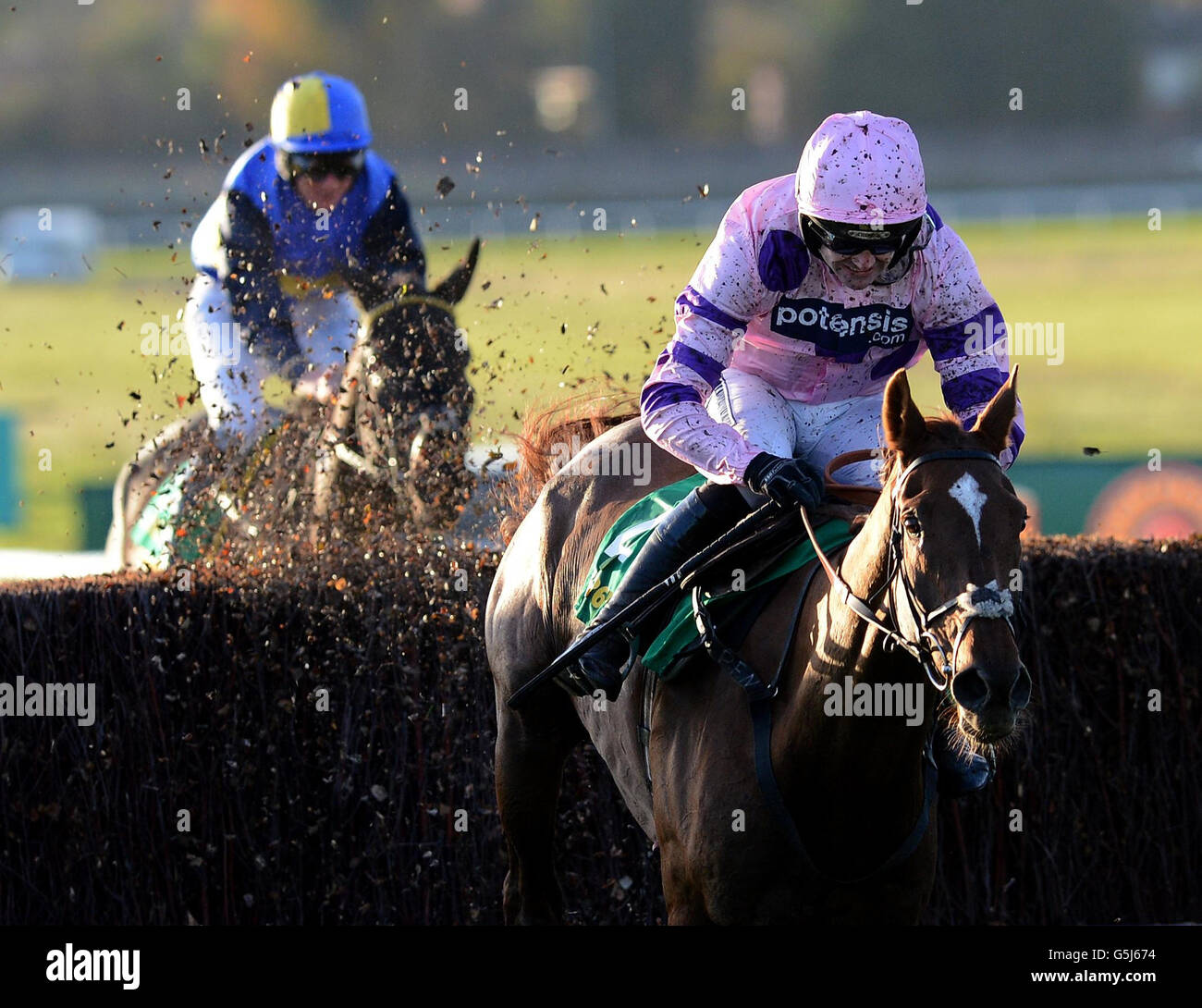 Silviniaco Conti et Ruby Walsh sautent la dernière clôture sur leur chemin à la victoire dans le bet365Charlie Hall Chase pendant la Bet365 Charlie Hall Meeting à Wetherby Racecourse, Wetherby. Banque D'Images