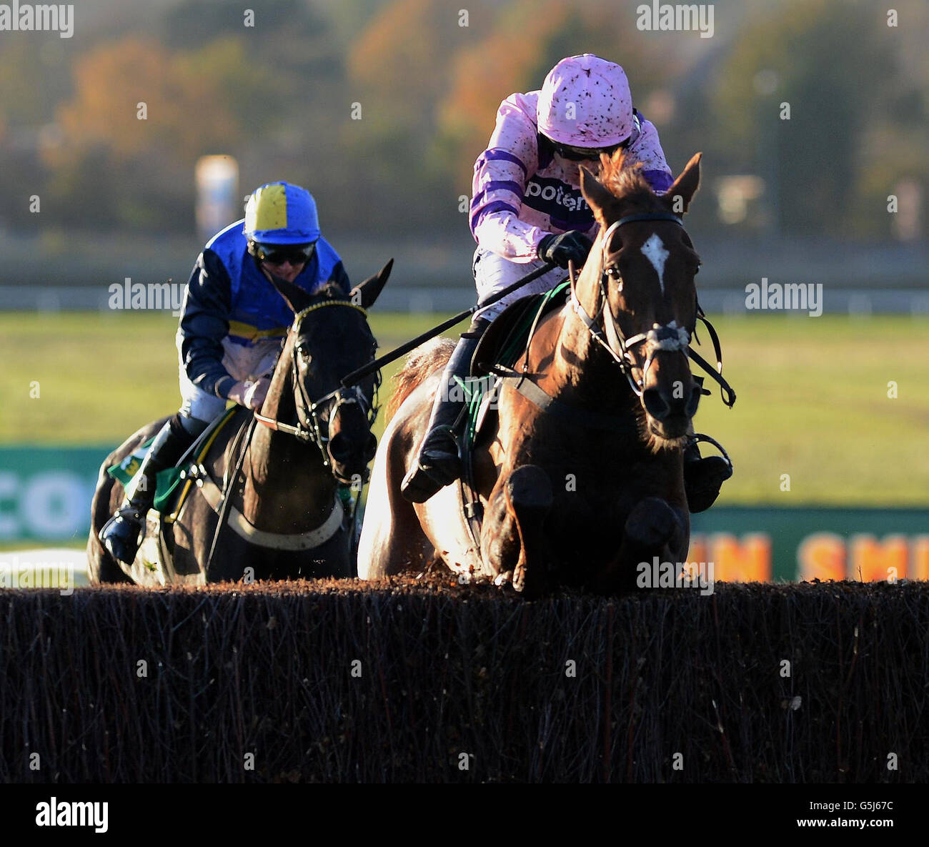 Silviniaco Conti et Ruby Walsh sautent la dernière clôture sur leur chemin à la victoire dans le bet365Charlie Hall Chase pendant la Bet365 Charlie Hall Meeting à Wetherby Racecourse, Wetherby. Banque D'Images