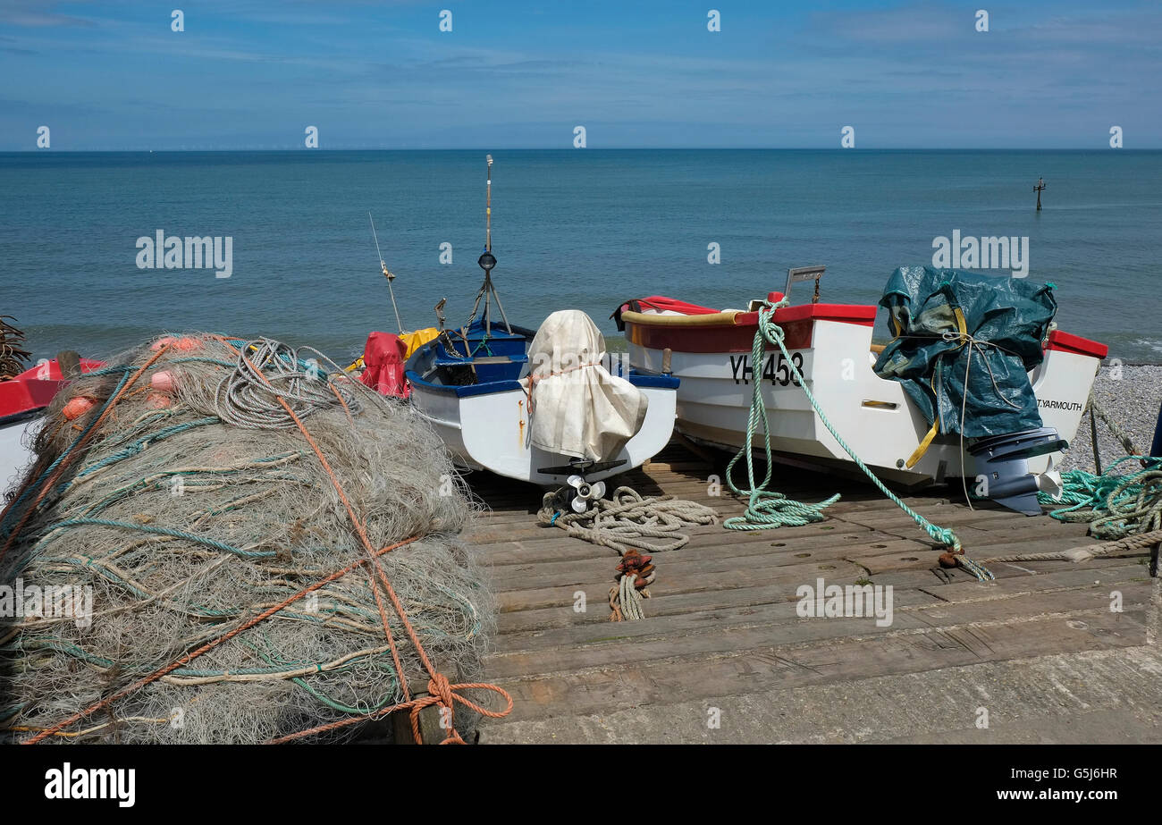 Crabe pêche bateaux sur cale à plage de Sheringham, North Norfolk, Angleterre Banque D'Images