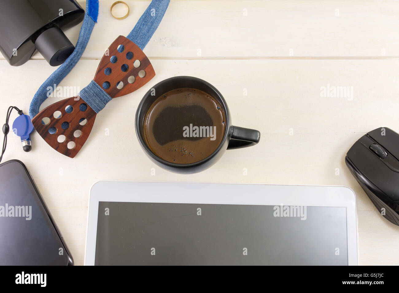 Accessoires de mode et d'affaires de sexe masculin avec une tasse de café vue supérieure Banque D'Images