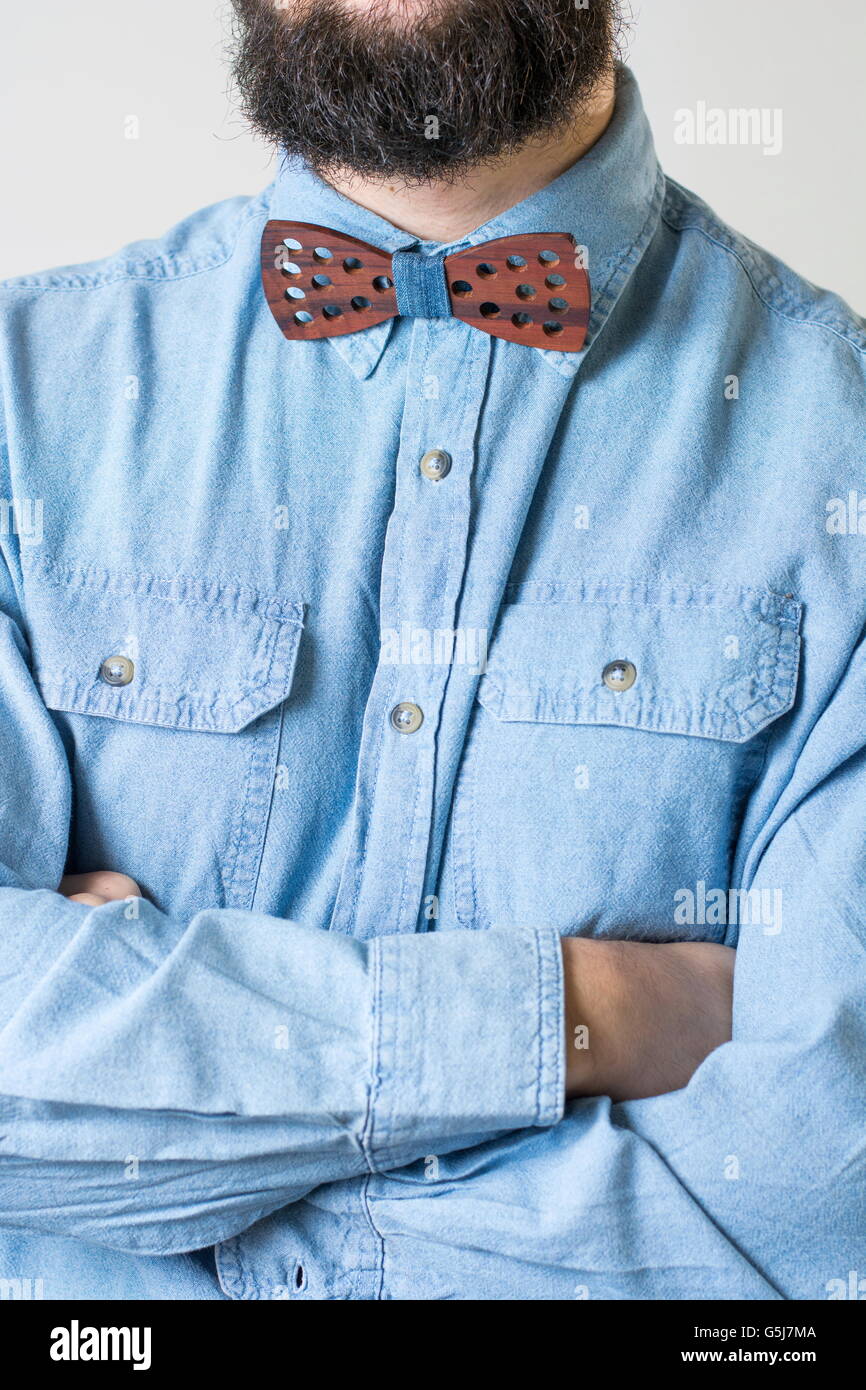 Homme barbu avec un noeud papillon en bois close up Banque D'Images