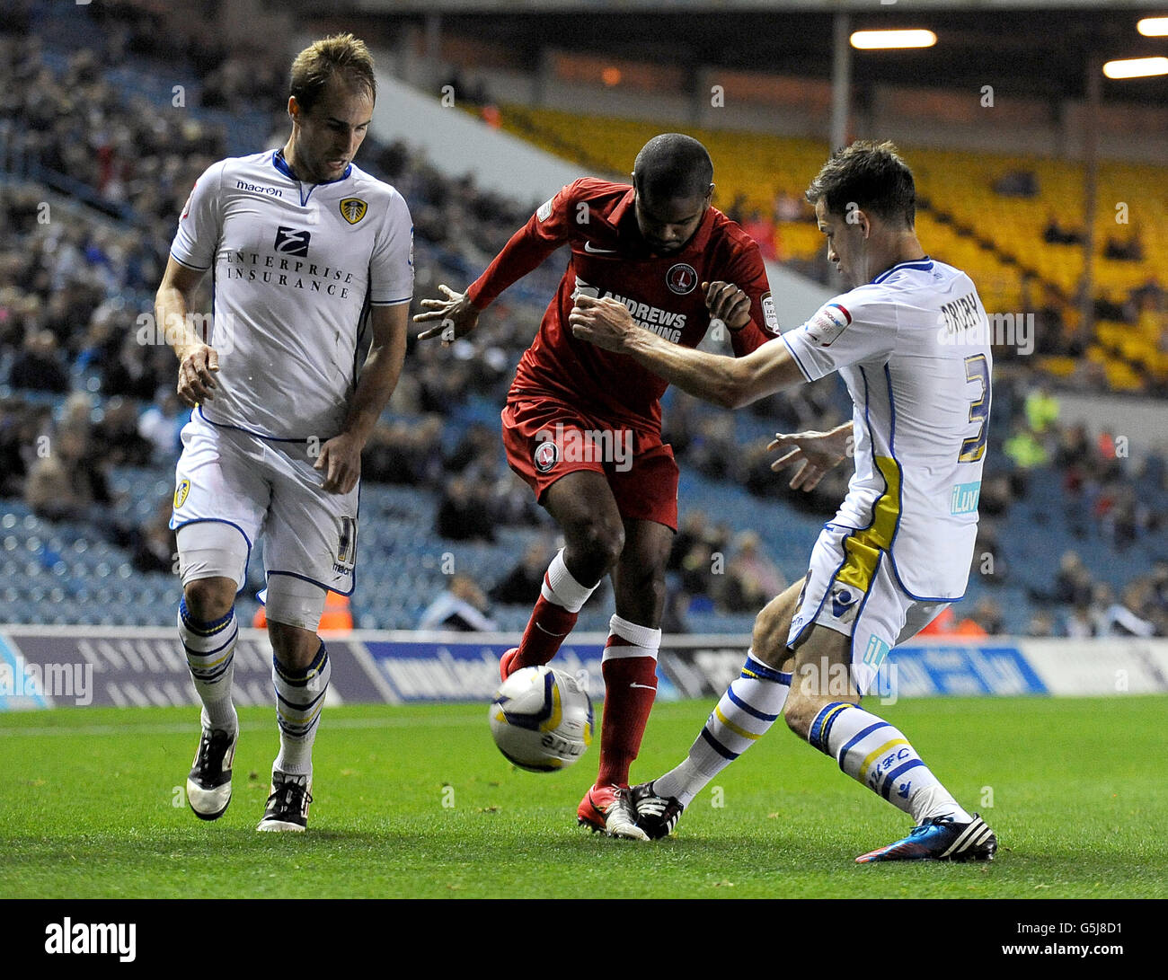 Soccer - npower football League Championship - Leeds United v Charlton Athletic - Elland Road.Bradley Pritchard de Charlton Athletic (au centre) lutte pour le ballon avec Adam Drury (à droite) de Leeds United et son coéquipier Luke Varney (à gauche) Banque D'Images