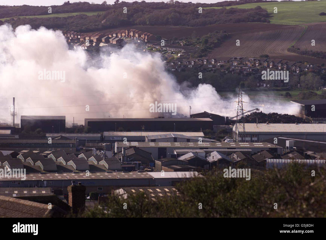 Un incendie dans le Scrap Yard de Jordanie à North Quay, Newhaven, East Sussex, où plus de 110 pompiers se battaient pour contrôler un pyre flamboyant d'au moins 2,000 wagons de ferraille. Ils ont réussi à entourer l'inferno mais ont été impuissants pour l'arrêter. * les chefs de feu ont dit que l'inferno pourrait continuer pendant deux jours comme plusieurs tonnes de caoutchouc et de plastique aider à le combustible. Banque D'Images
