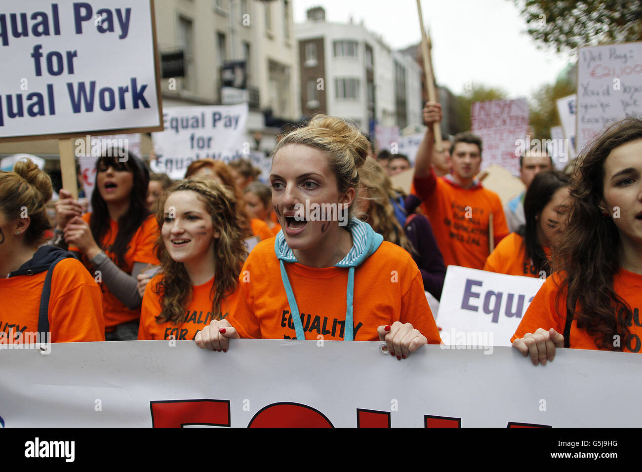 Les enseignants étudiants protestent contre les coupes budgétaires dans une manifestation organisée par l'Association des enseignants d'écoles secondaires d'Irlande, l'Irish National Teachers Organization et l'Union d'enseignement d'Irlande, à l'extérieur de Dail, Dublin. Banque D'Images