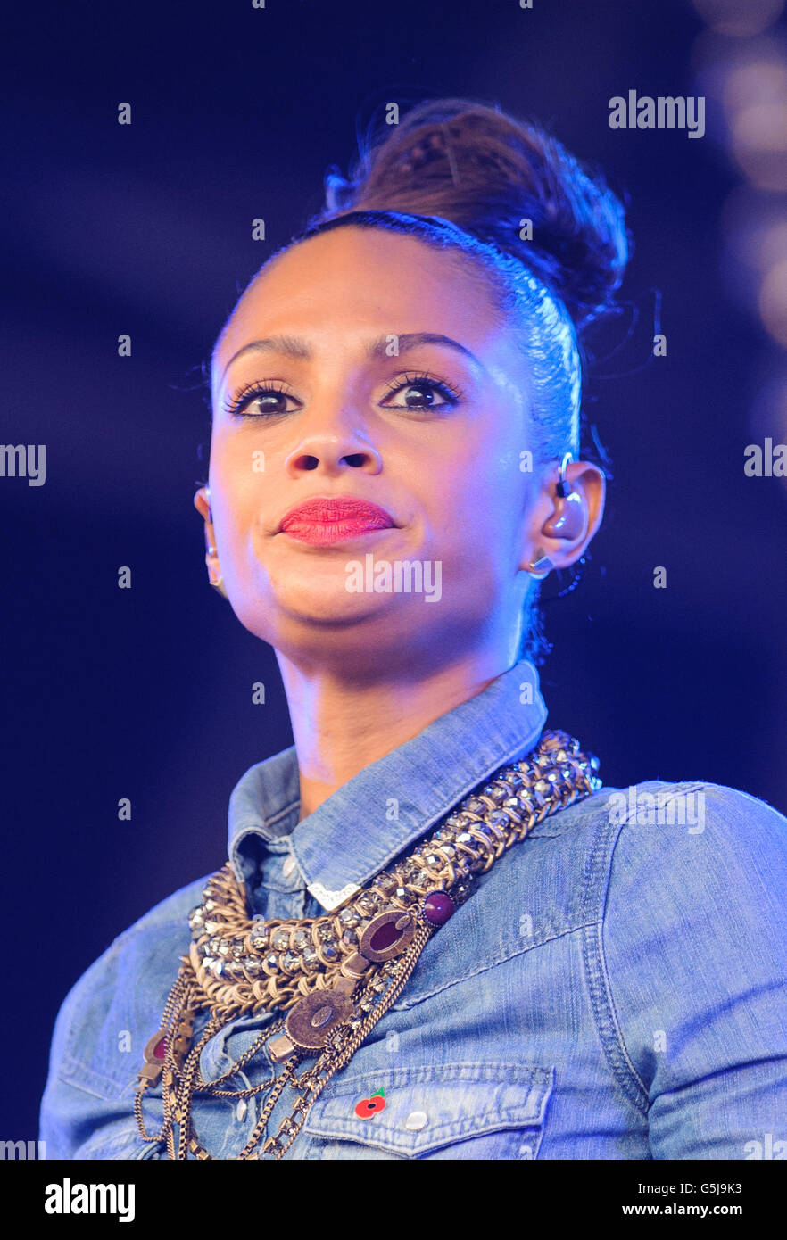 Alesha Dixon se produit au lancement de la Royal British Legion Poppy Appeal 2012, à Trafalgar Square, dans le centre de Londres. APPUYEZ SUR ASSOCIATION photo. Date de la photo: Mercredi 24 octobre 2012. Le crédit photo devrait se lire comme suit : Dominic Lipinski/PA Wire Banque D'Images