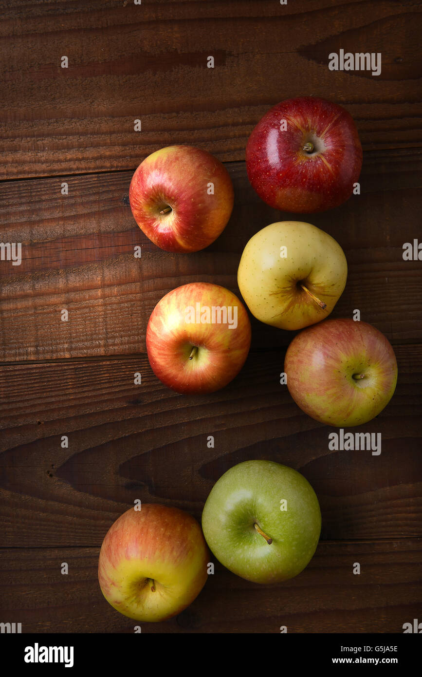 Variétés de pommes cueillies sur une table en bois rustique. Fuji, Gala, Braeburn, Granny Smith, Golden Delicious Shot bof Banque D'Images
