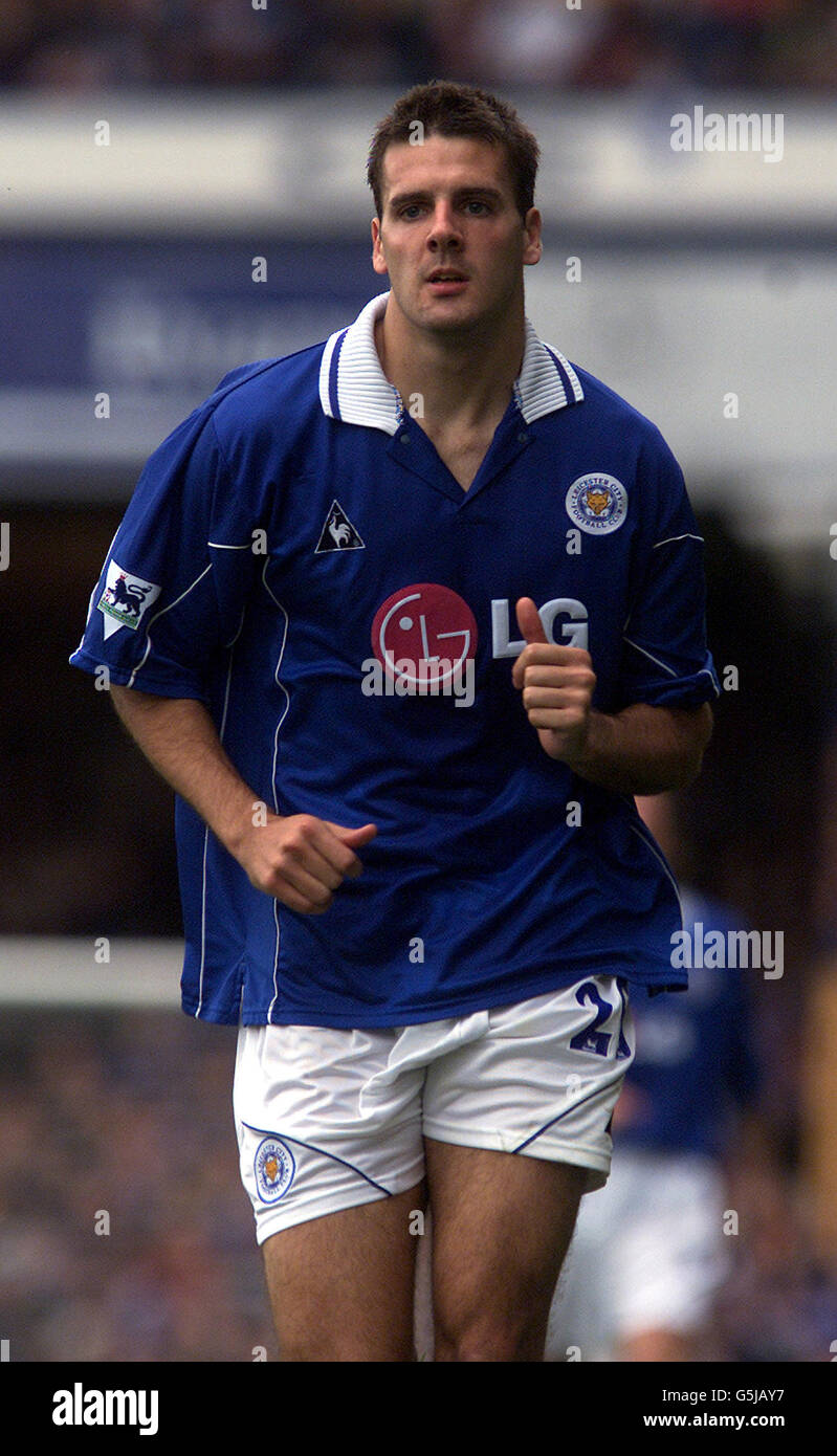 Lee Marshall de Leicester City, pendant la F.A. Barclaycard Premiership match contre Liverpool, à Filbert Street. AUCUNE UTILISATION DU MATÉRIEL DE PREMIER MINISTRE PAR LE SITE WEB/INTERNET À MOINS QUE LE SITE NE SOIT ENREGISTRÉ AUPRÈS DE L'ASSOCIATION DE FOOTBALL PREMIER LEAGUE Banque D'Images