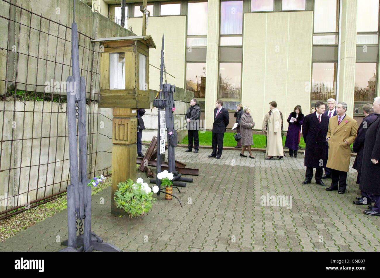 Le Prince de Galles voit les barricades du peuple, érigées pendant le soulèvement de 1991, à l'extérieur du Parlement lituanien (arrière-plan) dans la capitale Vilnius. Le Prince s'est adressé à un séminaire sur l'agriculture biologique dans les bâtiments. Banque D'Images