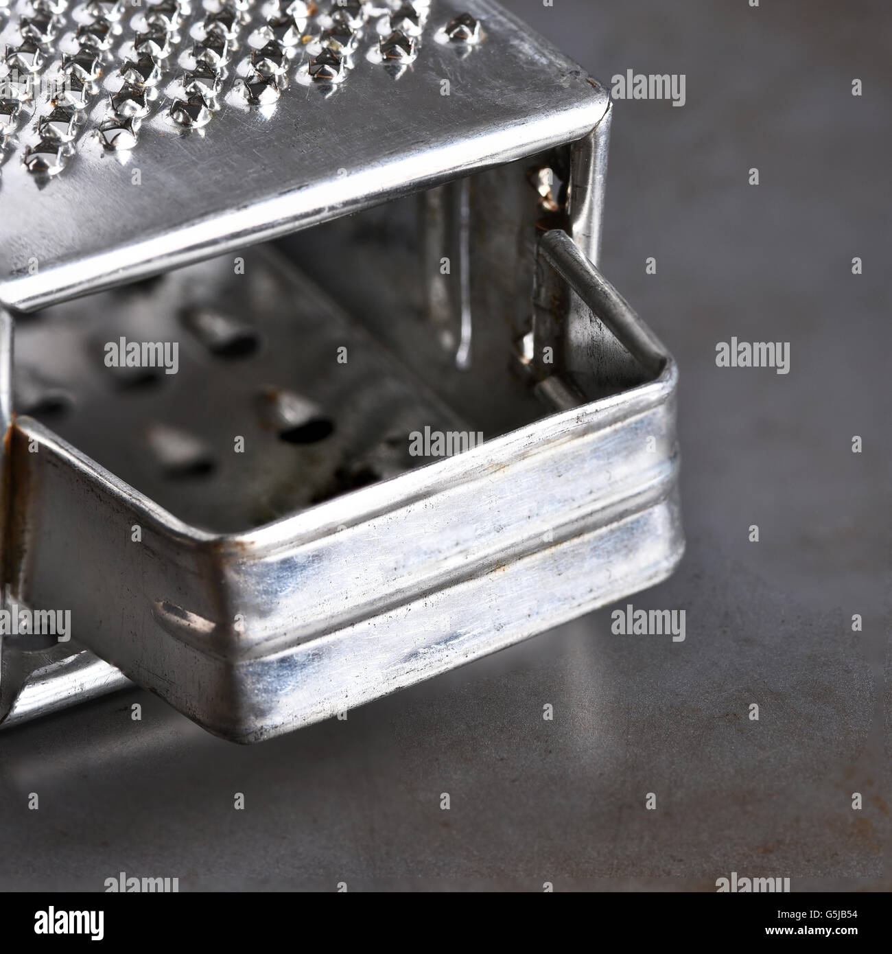 Libre d'une râpe à fromage en métal sur une plaque de cuisson. Banque D'Images