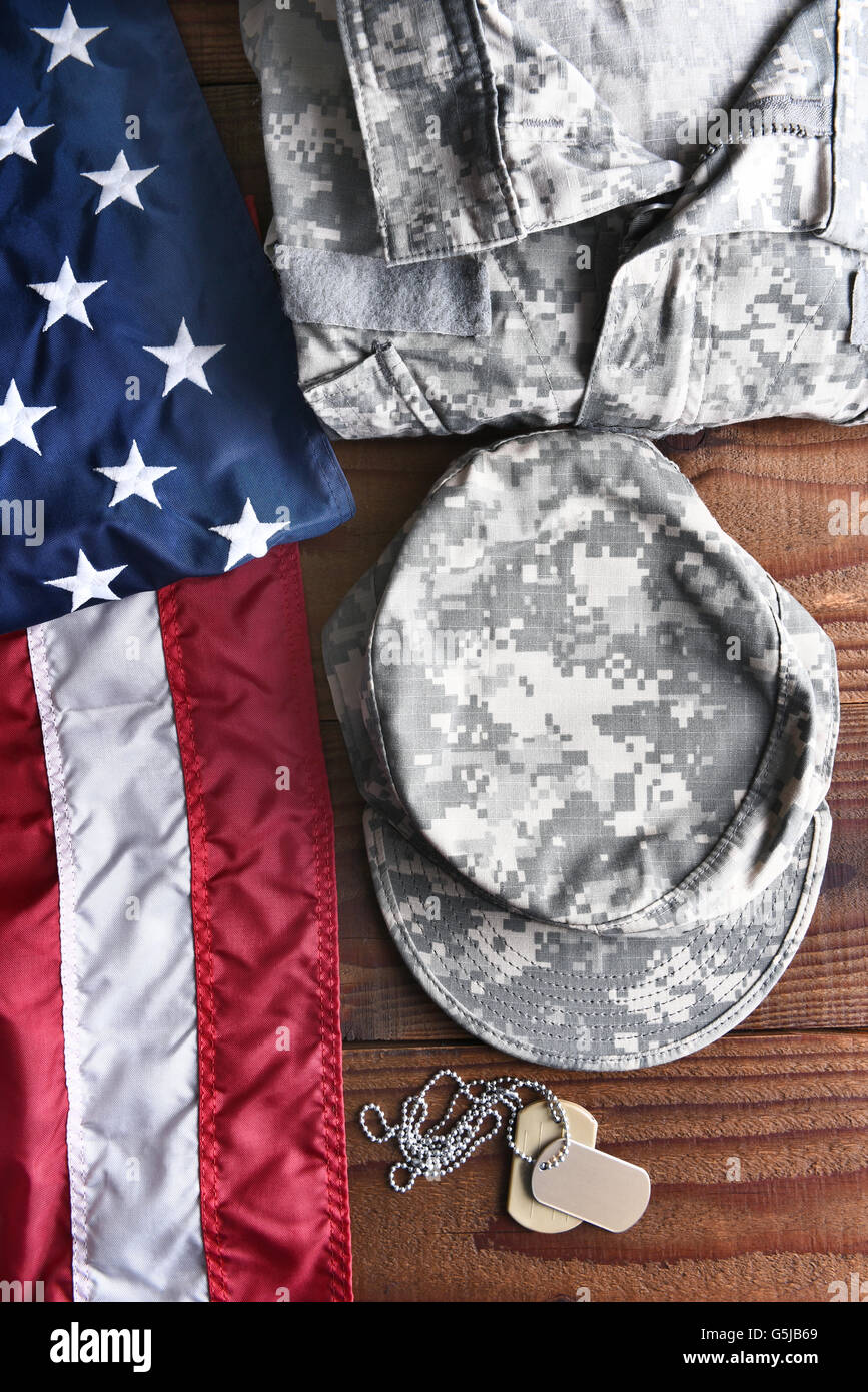 Vue de dessus de treillis militaires, dog tags et drapeau américain sur un fond de bois. Concept de service militaire pour Memorial Day, Veter Banque D'Images