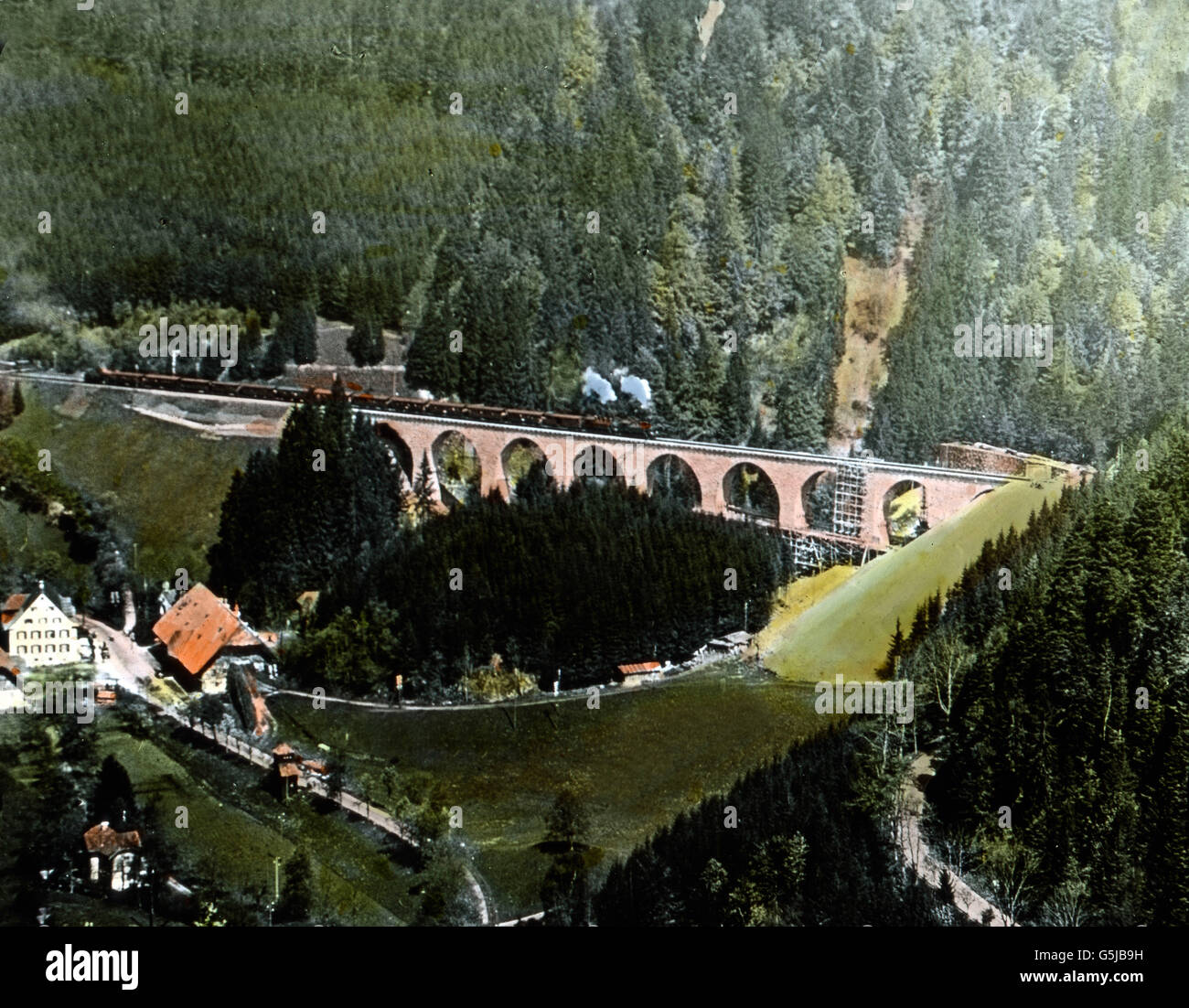 Eine der grossen Naturschönheiten dieser Gegend ist die Ravennaschlucht wildromantischem mit Wasserfall. Über die Schlucht führt auf hohem Viadukt die Bahn. Bild : Die Ravennaschlucht mit Blick zur Höllentalbahn auf der Ravennabrücke. Image : Vue sur le Canyon de Ravenne, une petite vallée de la vallée de l'enfer. La gare de chemin de fer traversent le pont de Ravenne. Libre date : vers 1910. Carl Simon Archive Banque D'Images