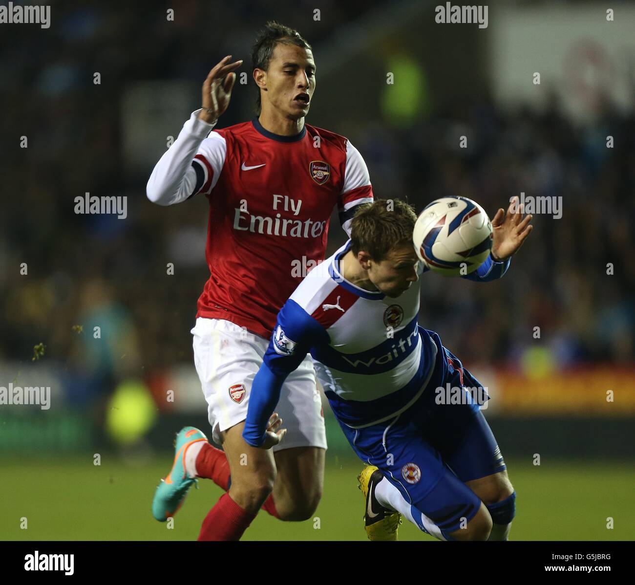 La lecture de Chris Gunter (à droite) semble manipuler le ballon à À l'écart de la Marouane Chamakh de l'Arsenal (à gauche) Banque D'Images