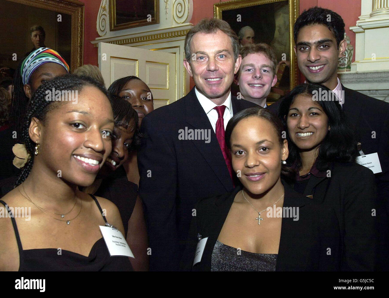 Des étudiants de haut niveau issus de milieux ethniques issus de la Bourse de Windsor, qui ont obtenu des stages de travail auprès de grandes entreprises, rencontrent le Premier ministre Tony Blair lors d'une réception à Downing Street, pour le personnel et les élèves qui ont excellé dans l'éducation. Banque D'Images