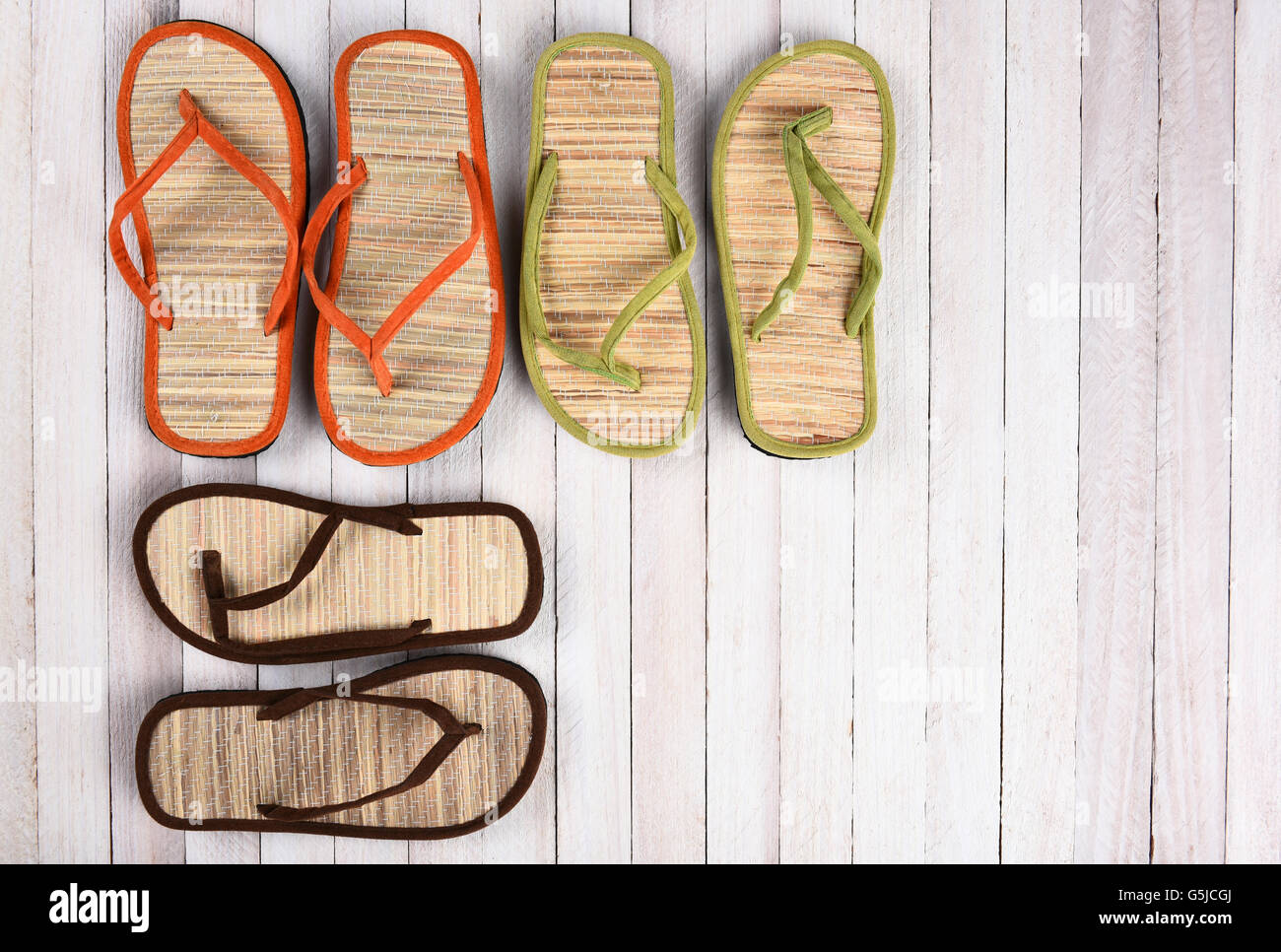 Portrait d'un groupe de sandales de plage sur un pont en bois blanc Photo  Stock - Alamy
