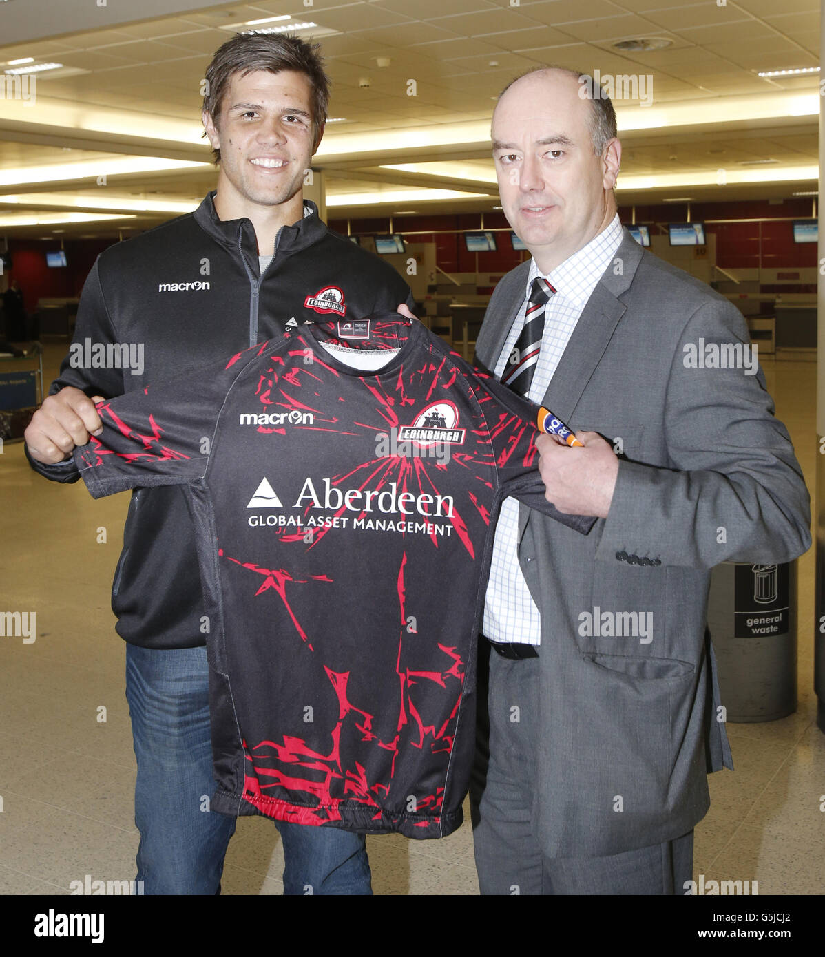 La nouvelle signature d'Edinburgh Rugby, Izak van der Westhuizen, pose ...