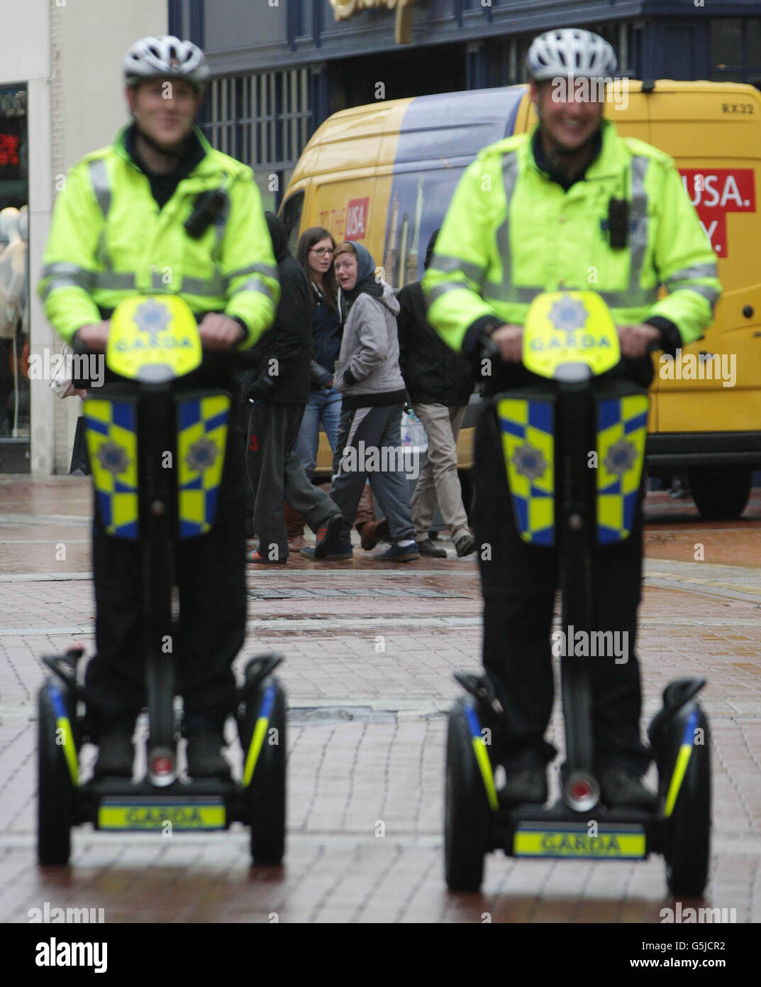 Le jardinai Dabhach Dineen (à gauche) et David Campbell rencontrent Darragh sur Grafton Street, alors qu'ils commencent à patrouiller le centre-ville sur deux nouveaux segways offerts aujourd'hui par la Dublin City Business Association. Banque D'Images