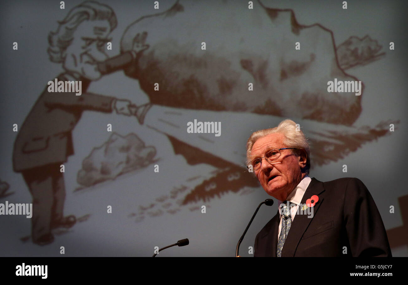 Lord Heseltine prononce aujourd’hui un discours à l’hôtel de ville de Birmingham, dans lequel il a exhorté le gouvernement à dépenser plus d’argent pour stimuler la croissance économique dans les régions. Banque D'Images