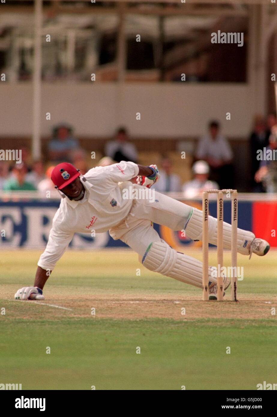 Cricket - Angleterre contre Antilles.West Indies Sherwin Campbell tombe au sol après avoir évité un soudeur Banque D'Images
