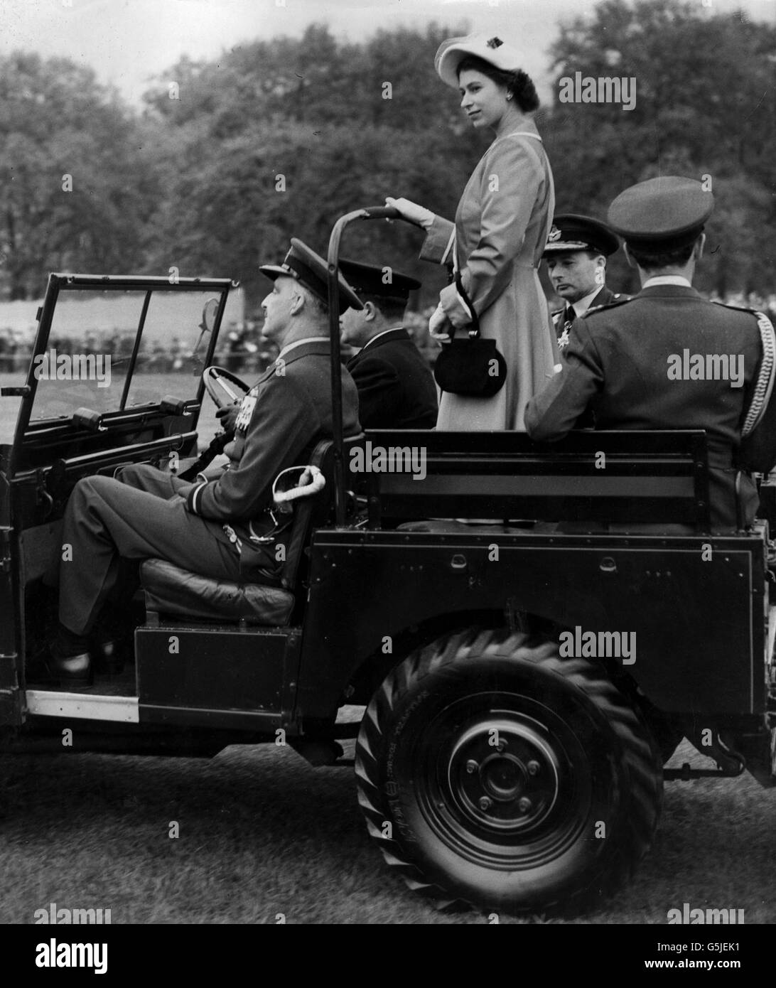 La princesse Elizabeth, députisant pour le roi, a présenté la couleur du roi à la Royal Air Force au Royaume-Uni lors d'un défilé de 2,500 officiers, aviateurs et aviateurs de la RAF à Hyde Park, Londres. Ici, la princesse se tient dans un Land Rover pour inspecter les militaires. Banque D'Images