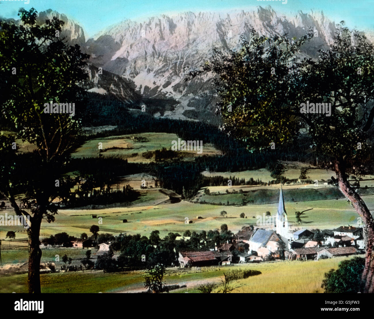 Malerisch gelegenes Dorf in Tirol, 1920er Jahre. Village de paysage pittoresque du Tyrol, années 20. Banque D'Images