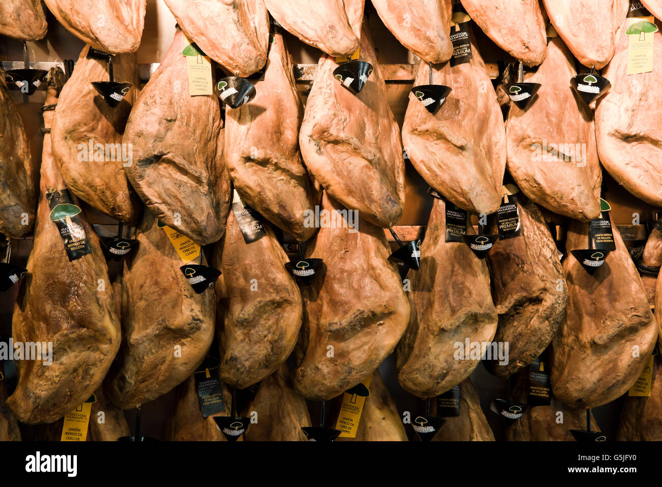 Vue horizontale de jambons ibériques traditionnelles à vendre à Majorque. Banque D'Images