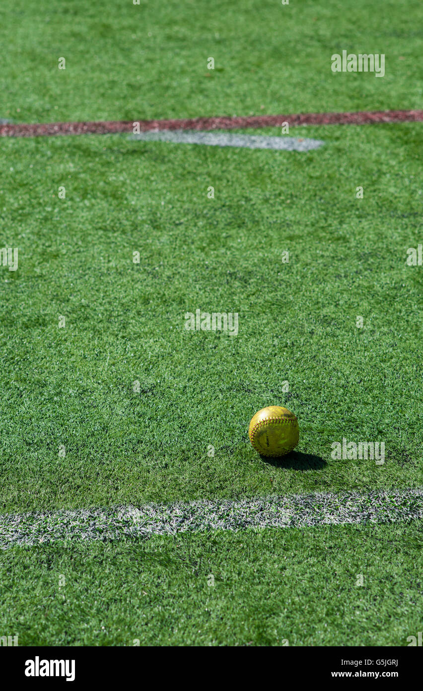 Une balle molle est situé sur un terrain de sport. Banque D'Images
