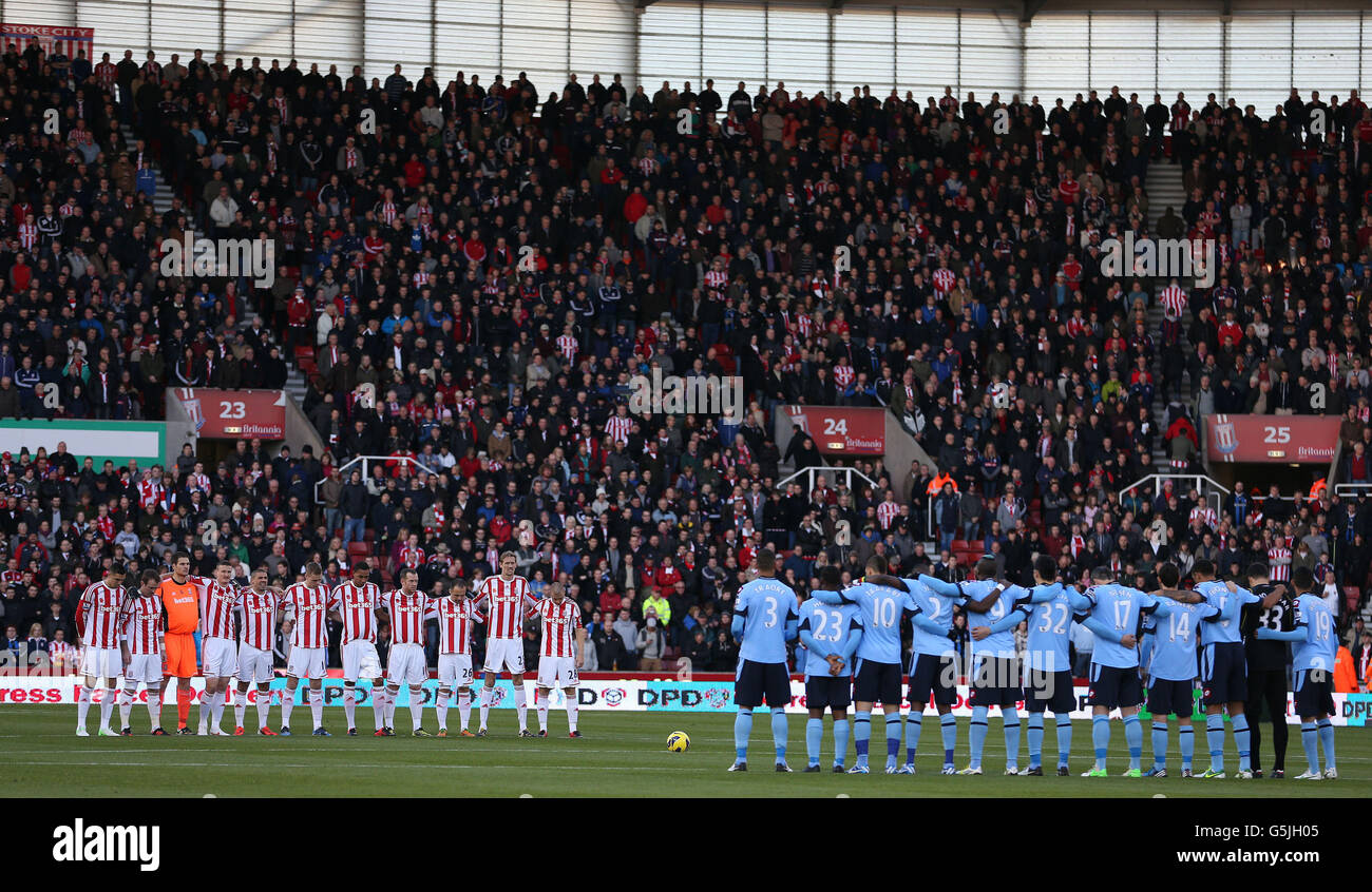 Soccer - Barclays Premier League Soccer - Stoke City v Queens Park Rangers - Britannia Stadium.Les Rangers de la ville de Stoke et du parc Queens prennent un silence de quelques minutes avant le match de la première ligue de Barclays au stade Britannia, Stoke. Banque D'Images