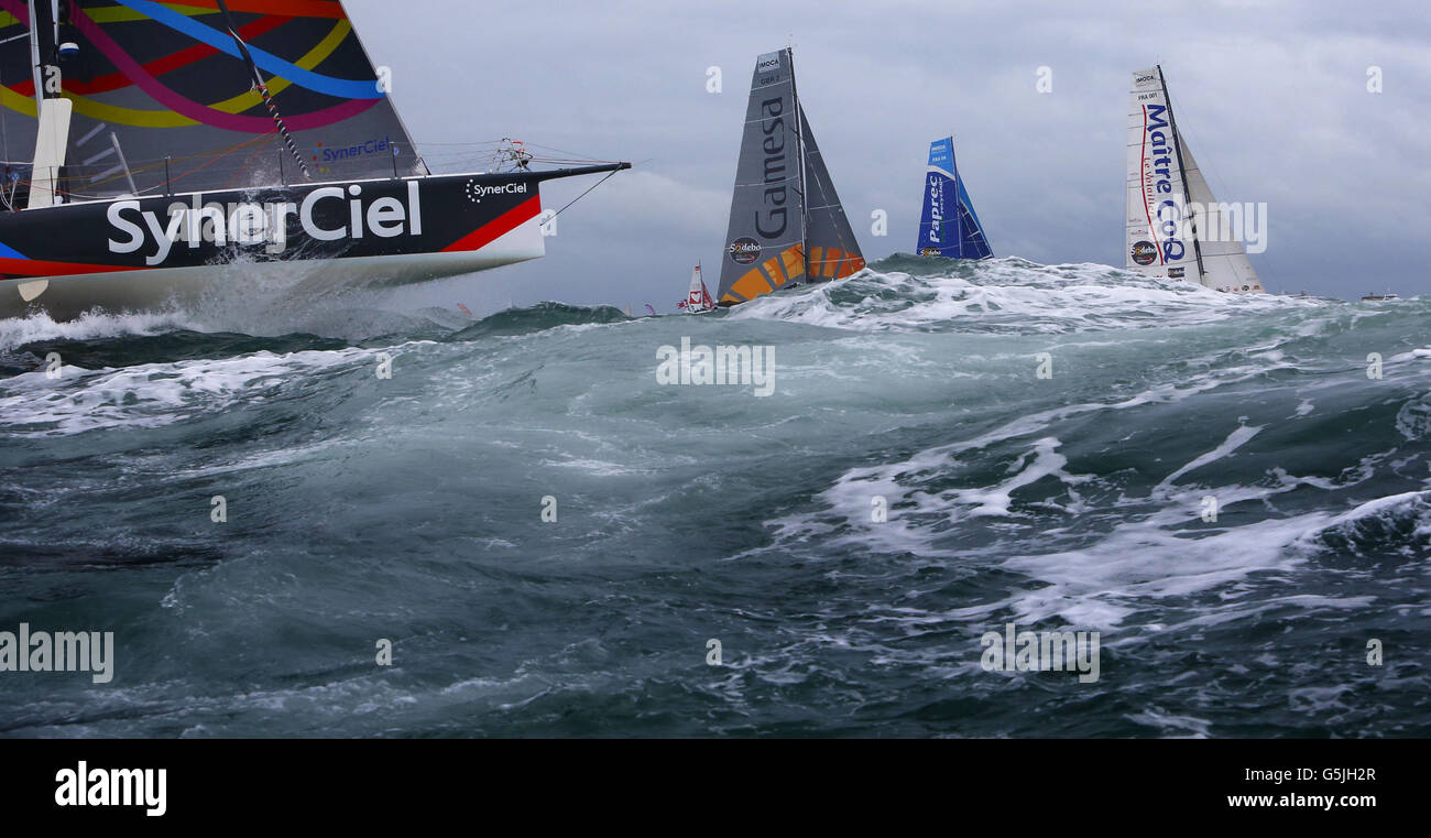 Le yachtman britannique Mike Golding fait ses courses à bord de son yacht Gamesa au début de la course du Vendee Globe car il quitte les Sables d'Olonne, dans l'ouest de la France. Trois marins britanniques, Alex Thomson, Mike Golding et Samantha Davies, rivaliseront avec 17 autres concurrents dans le cadre de la navigation en solo, non-stop, qui a lieu tous les quatre ans. 200,000 visiteurs sont attendus pour voir les skippers au large du quai et des plages de la station. Banque D'Images