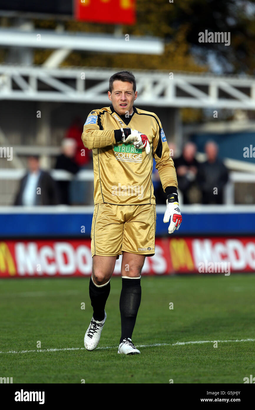 Le gardien de but Luke McCormick, emprisonné après avoir tué 2 enfants dans un accident de voiture en 2008, commence son premier match de football pour Truro City contre Farnborough après avoir été libéré de prison lors du troisième match de qualification du FA Trophy au stade communautaire Rushmoor, à Farnborough. Banque D'Images