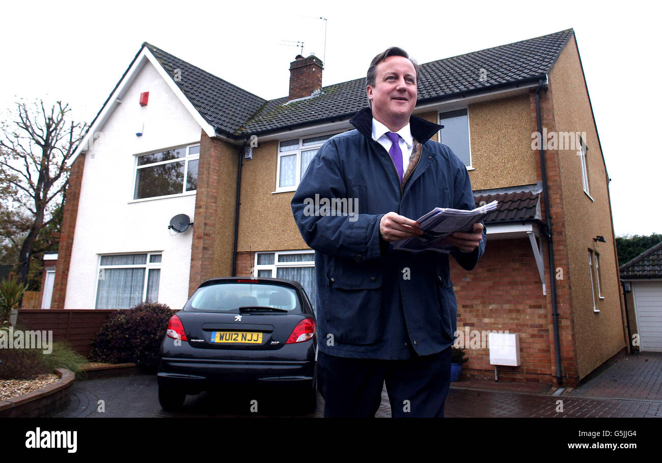 Le Premier ministre David Cameron aide à distribuer des dépliants électoraux pour soutenir le candidat de Ken Maddock, Avon et Somerset police et crime Commissioner pour le parti conservateur, dans une rue résidentielle dans la région de Downend à Bristol, en Angleterre. Banque D'Images