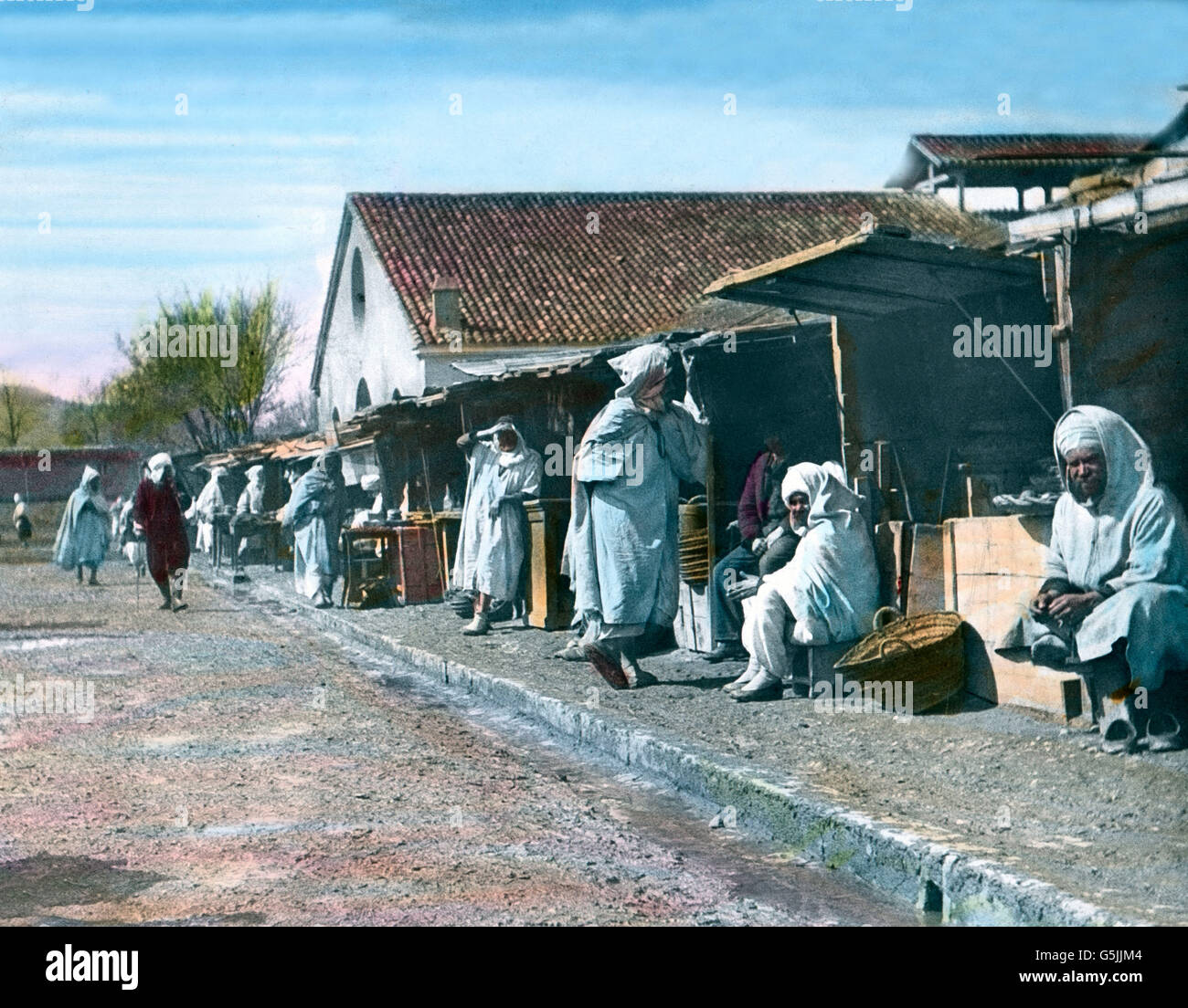 Sitzen und Menschen in der Straße une Oase Biskra dans Ibiza, ca. 1920er Jahre. Les gens assis dans les rues de Biskra oasis en Tunisie, ca. Années 1920. Banque D'Images