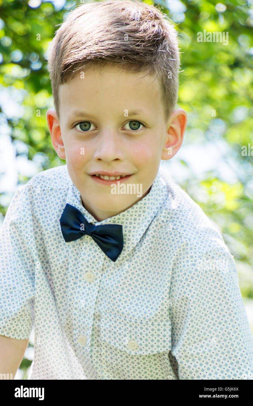 Adorable petit gar on l gant dans un style classique en park