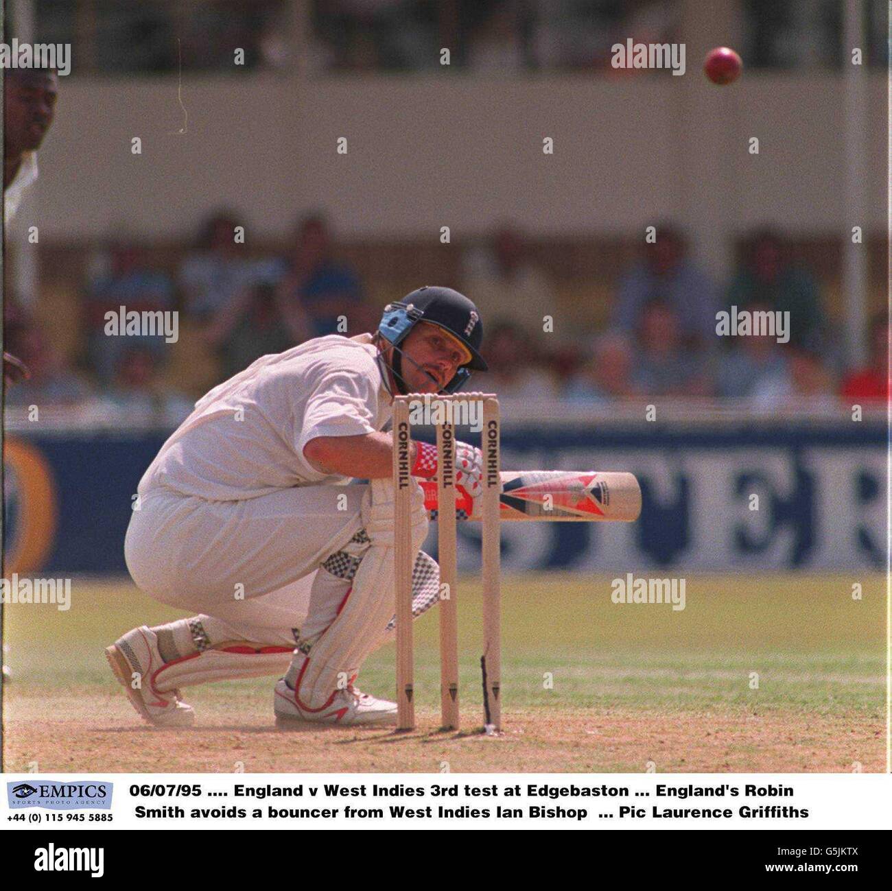 06-JUIN-95 .... Angleterre v West Indies 3e test à Edgebaston .... Le Robin Smith d'Angleterre évite un bondeur des Antilles Ian Bishop Banque D'Images