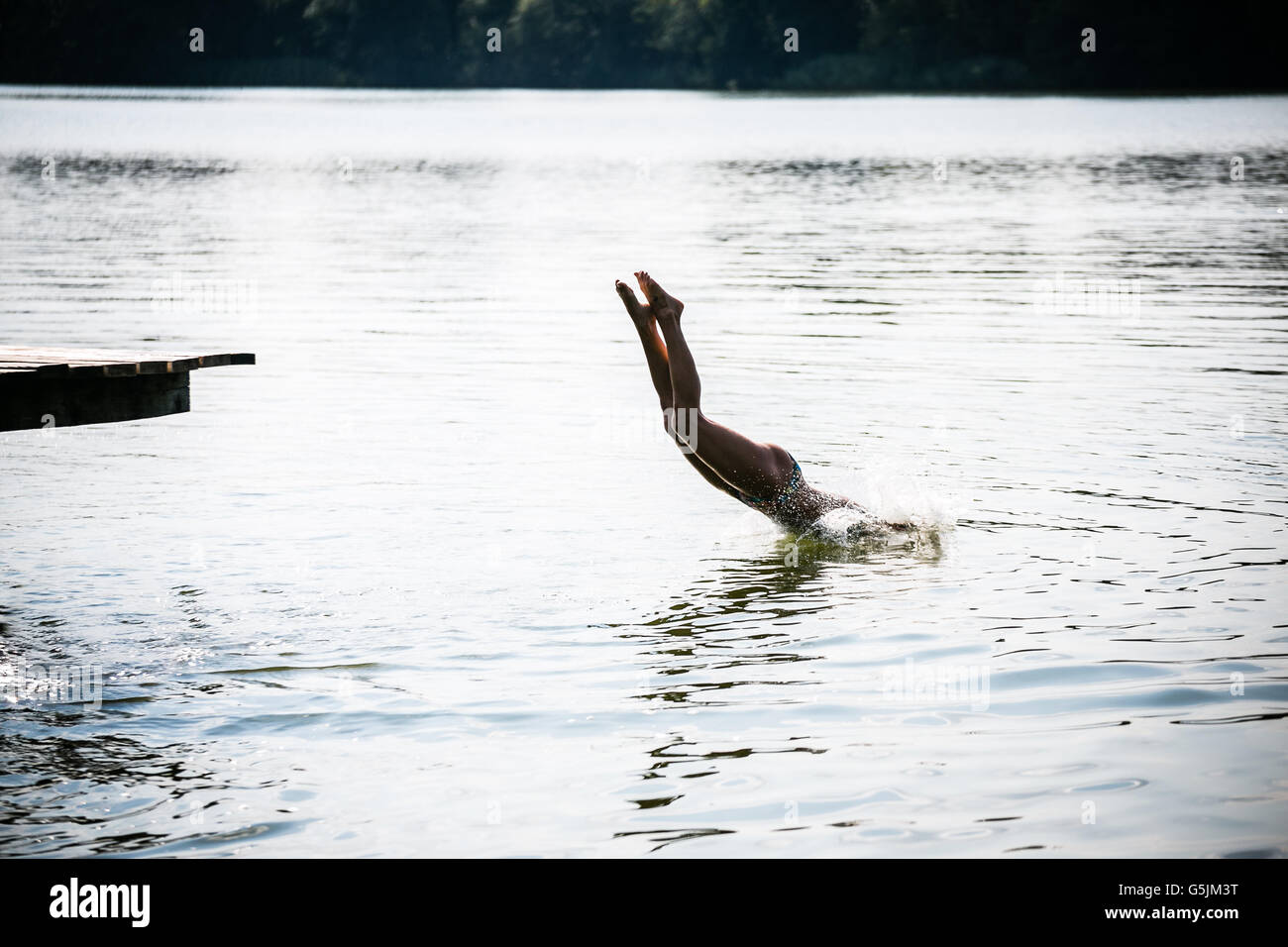 Femme sautant dans l'eau Banque D'Images