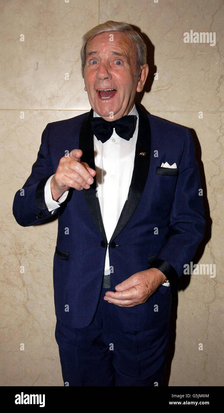 Le comédien Sir Norman Wisdom arrive pour le bal annuel de la Fondation Children's Wish à l'hôtel Hilton de Park Lane à Londres. Banque D'Images