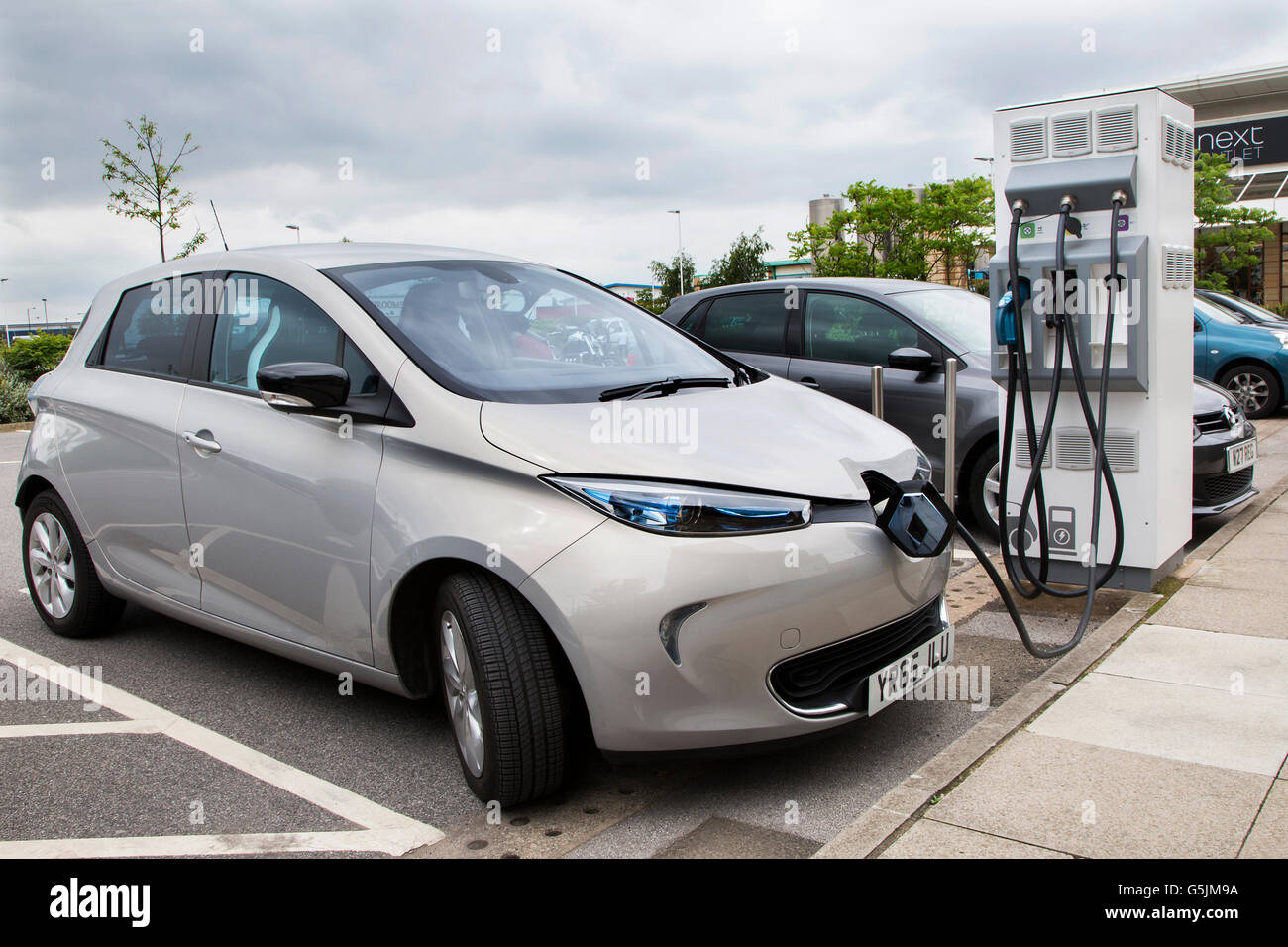 De recharge pour voitures électriques de Renault à un point de recharge dans le parking d'un commerce de détail shoppping à sortie sud du Yorkshire Doncaster Banque D'Images